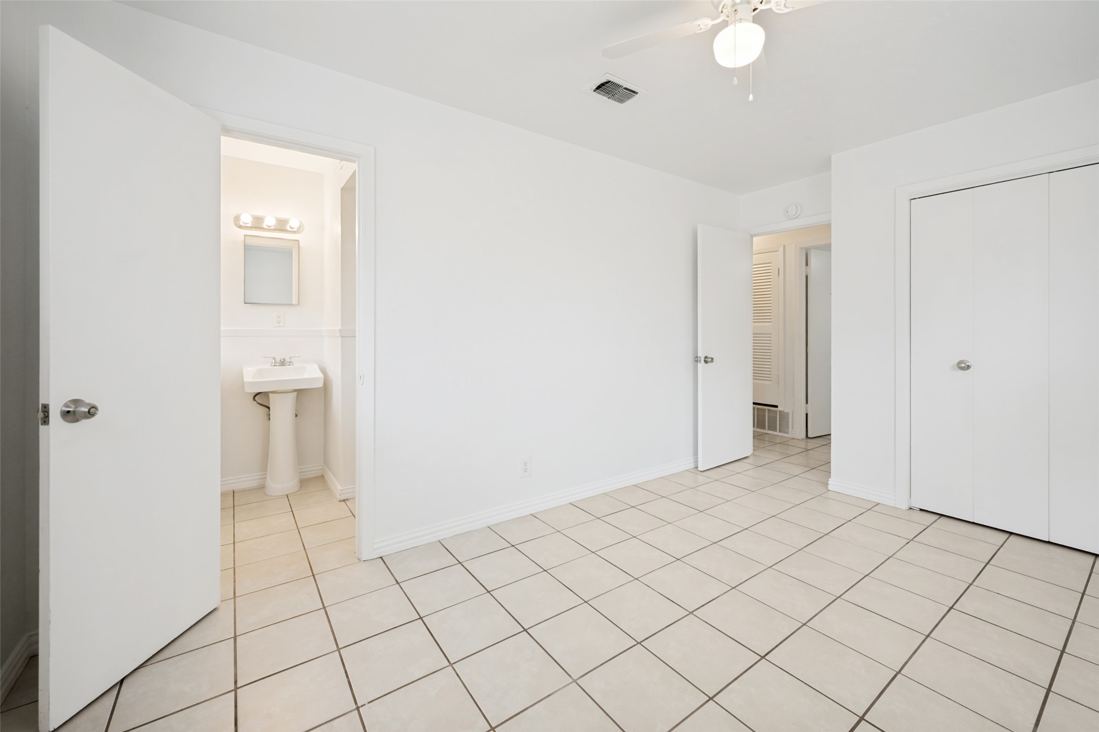 903 Woodbrook Street Arlington TX 76011