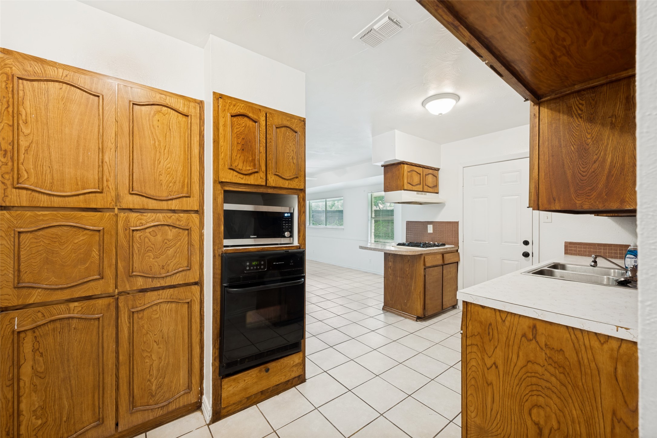 903 Woodbrook Street Arlington TX 76011