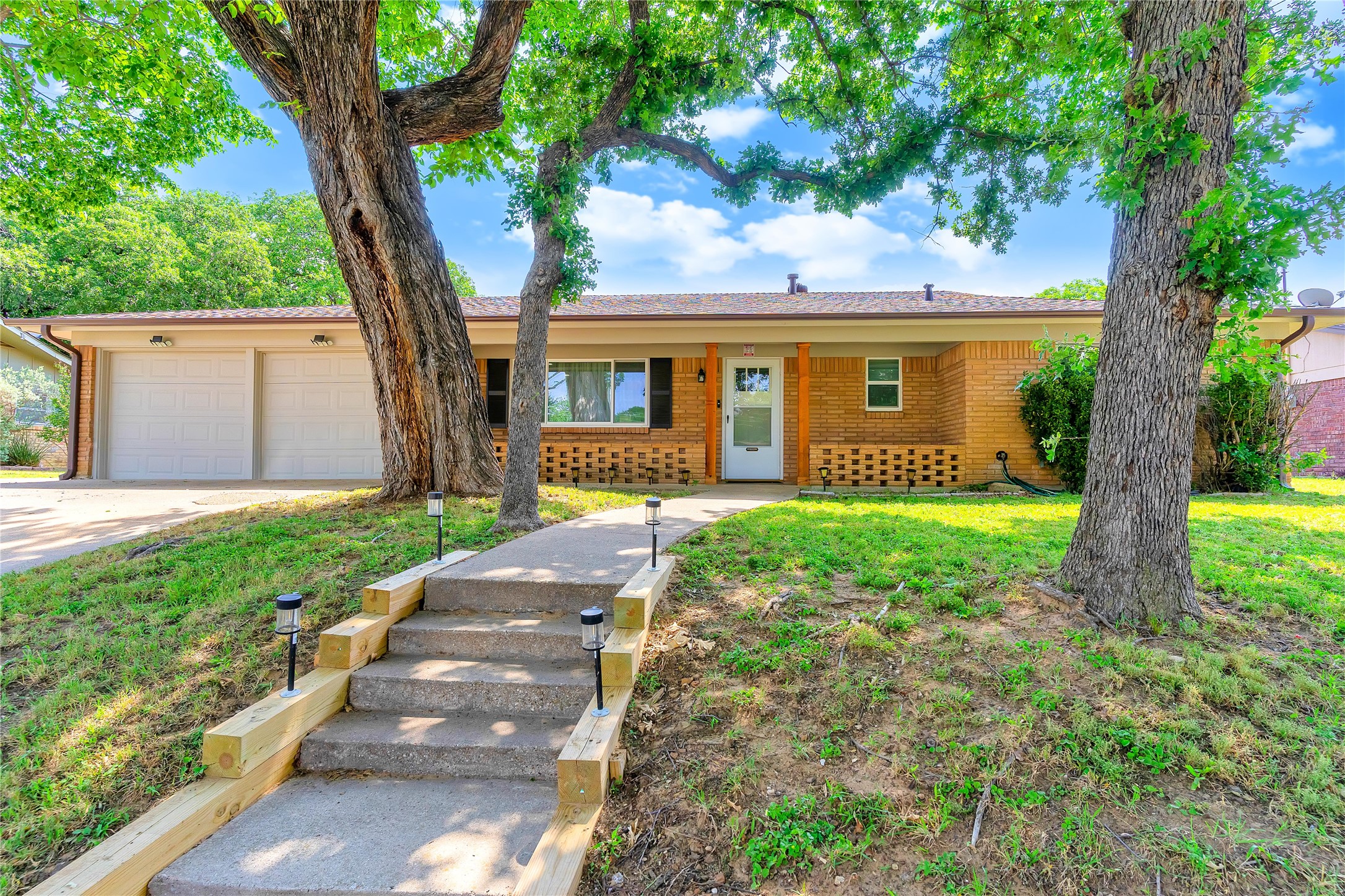 1328 Brookside Drive Hurst TX 76053
