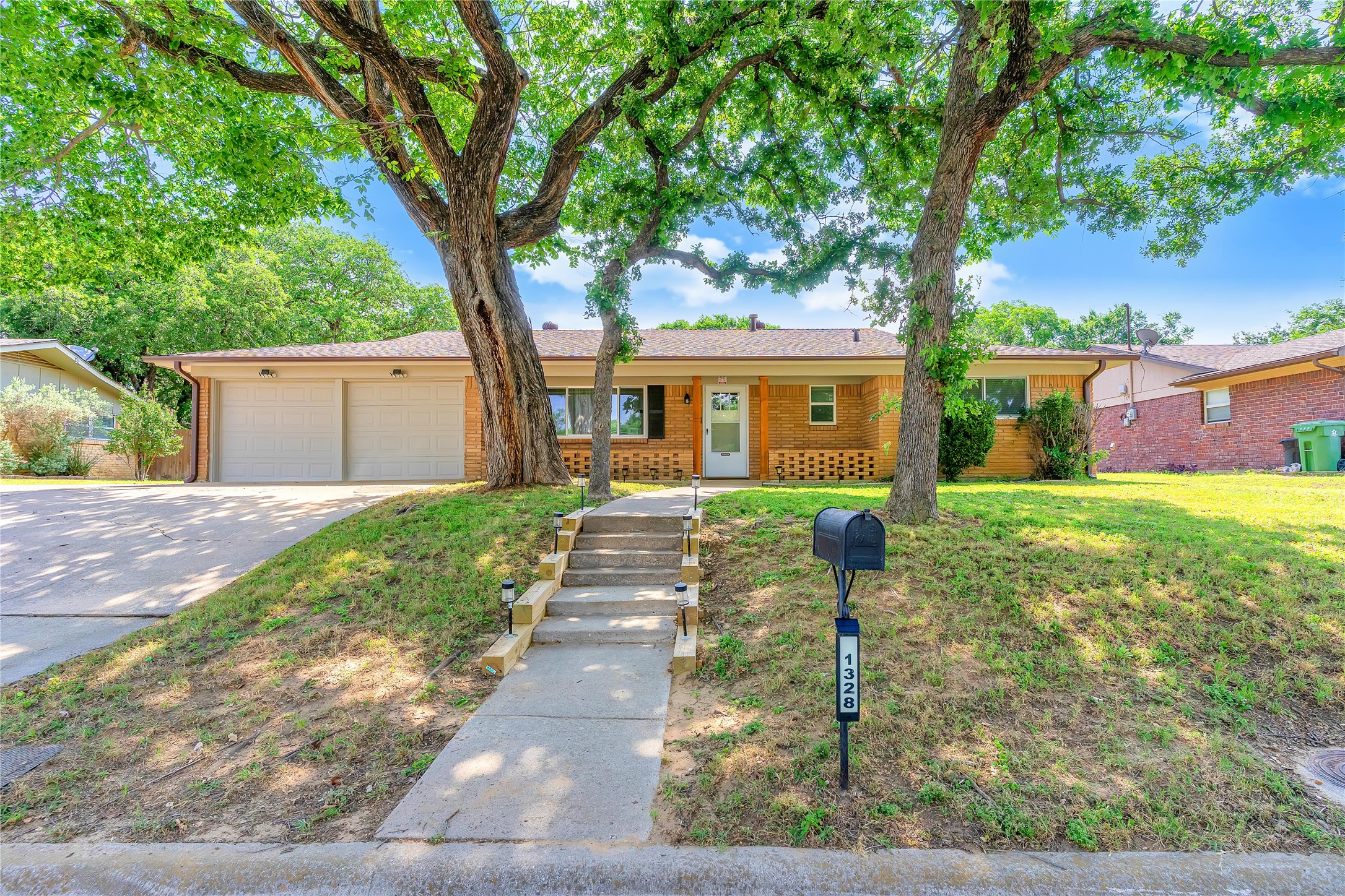 1328 Brookside Drive Hurst TX 76053