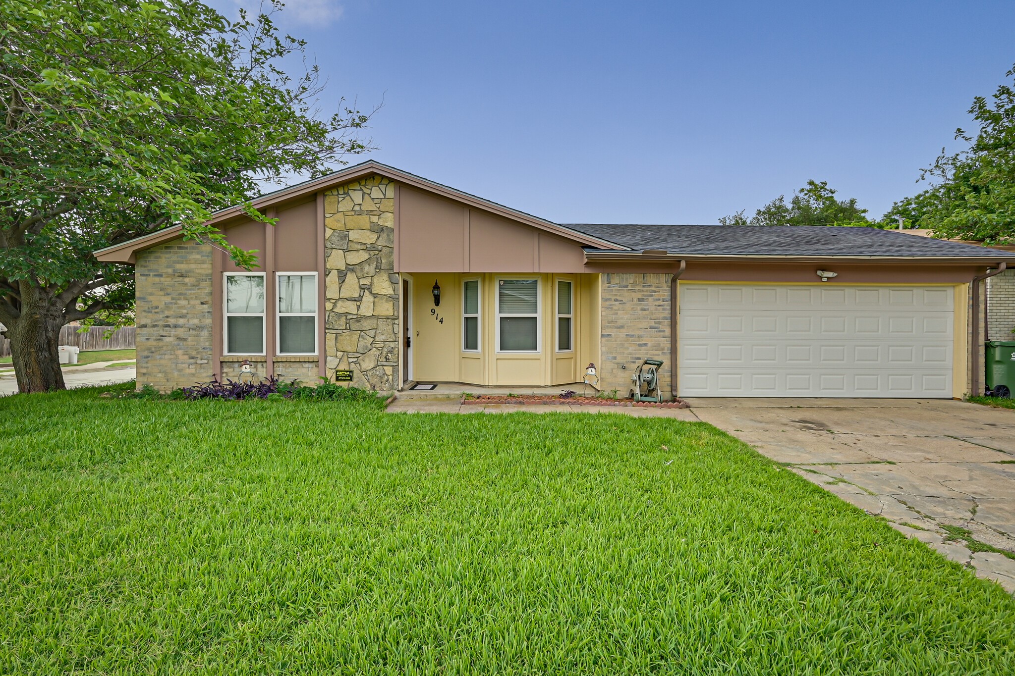914 Highcrest Drive Arlington TX 76017