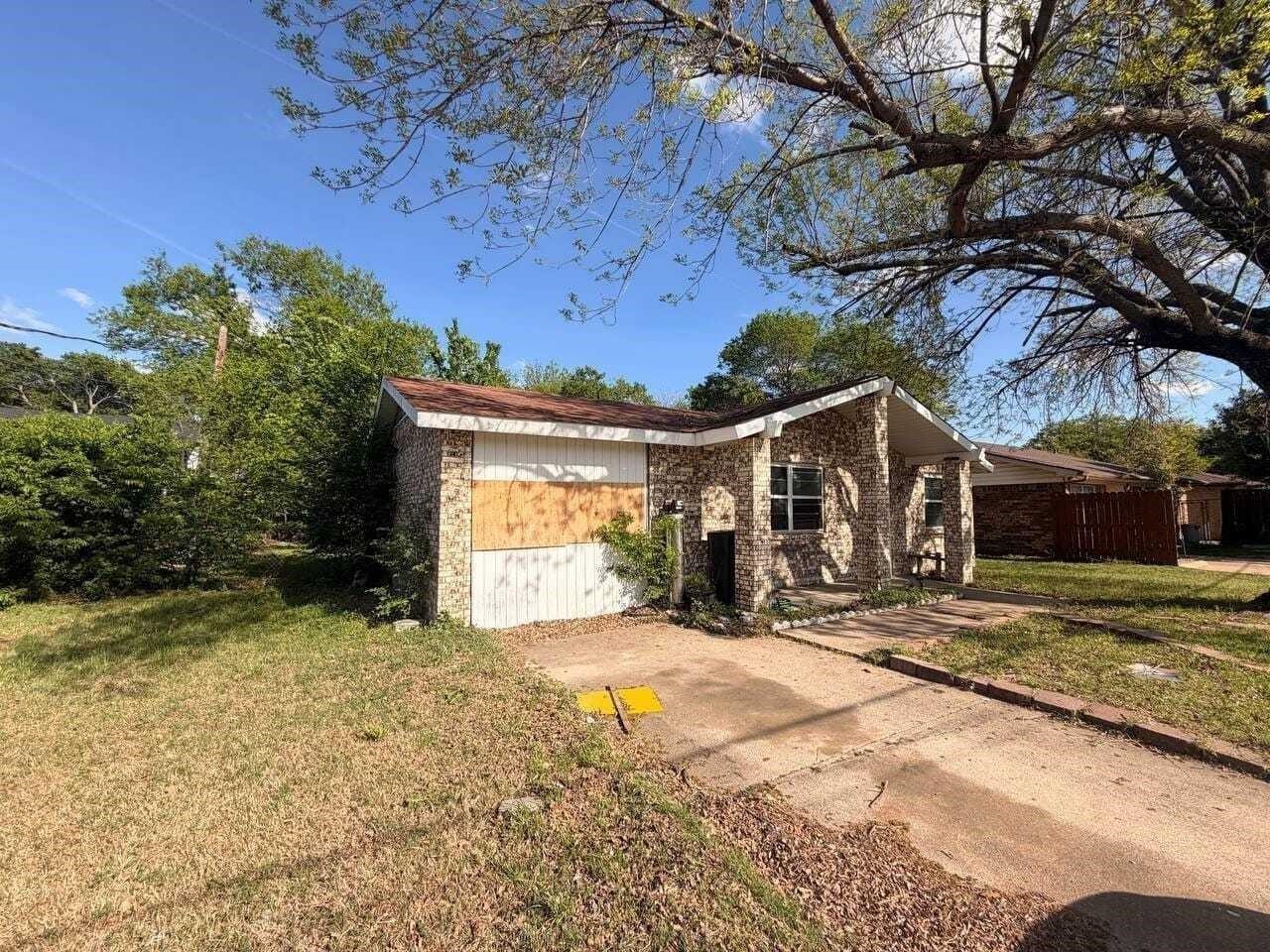 1814 SE 14th Street Grand Prairie TX 75051