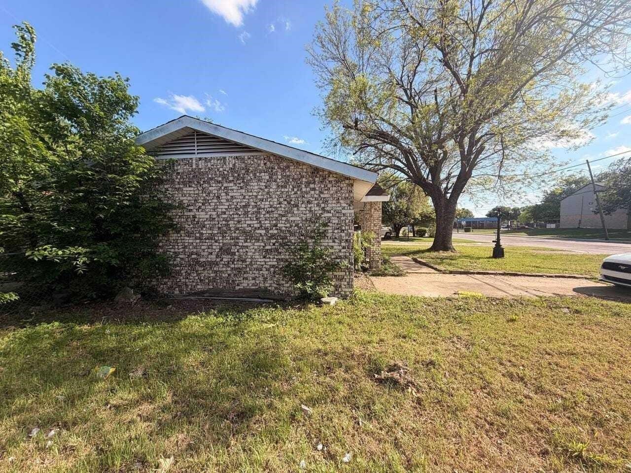 1814 SE 14th Street Grand Prairie TX 75051