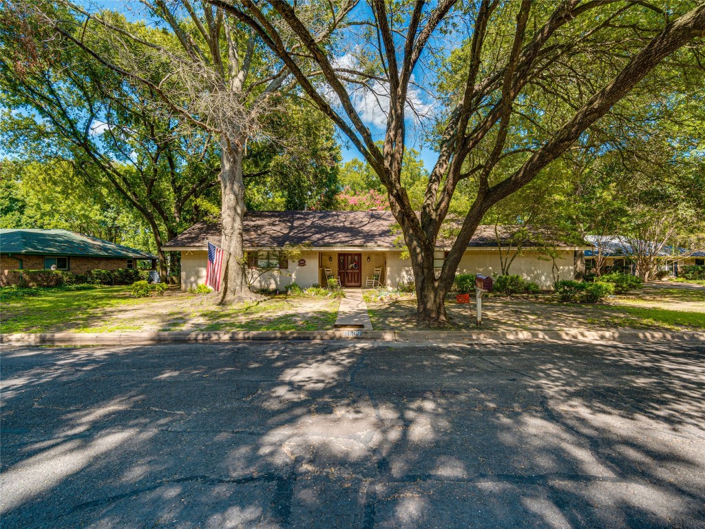 1609 Glenbrook Street Corsicana TX 75110