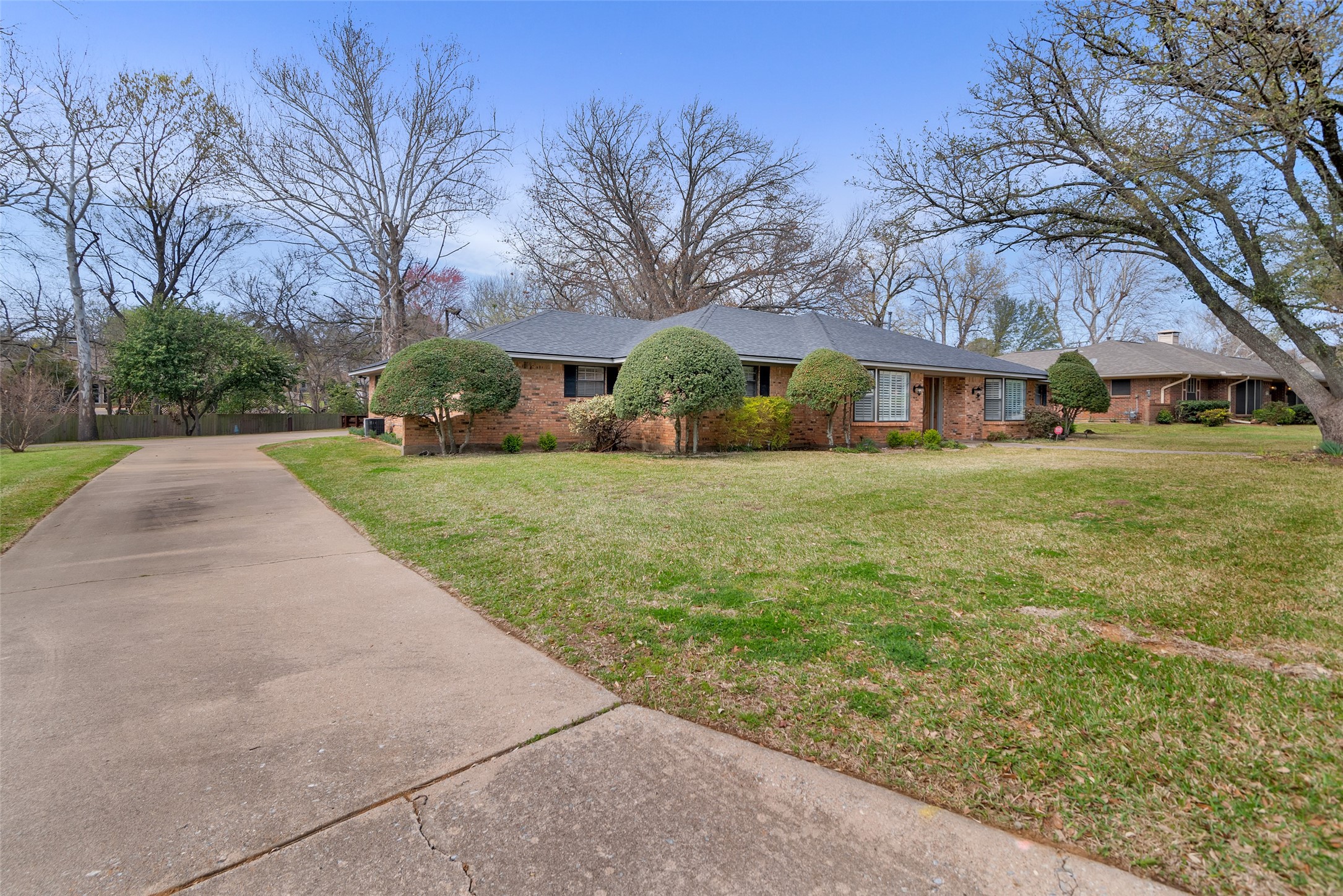 713 Briarwood Drive Denison TX 75020