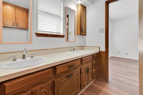 713 Briarwood Drive Denison TX 75020