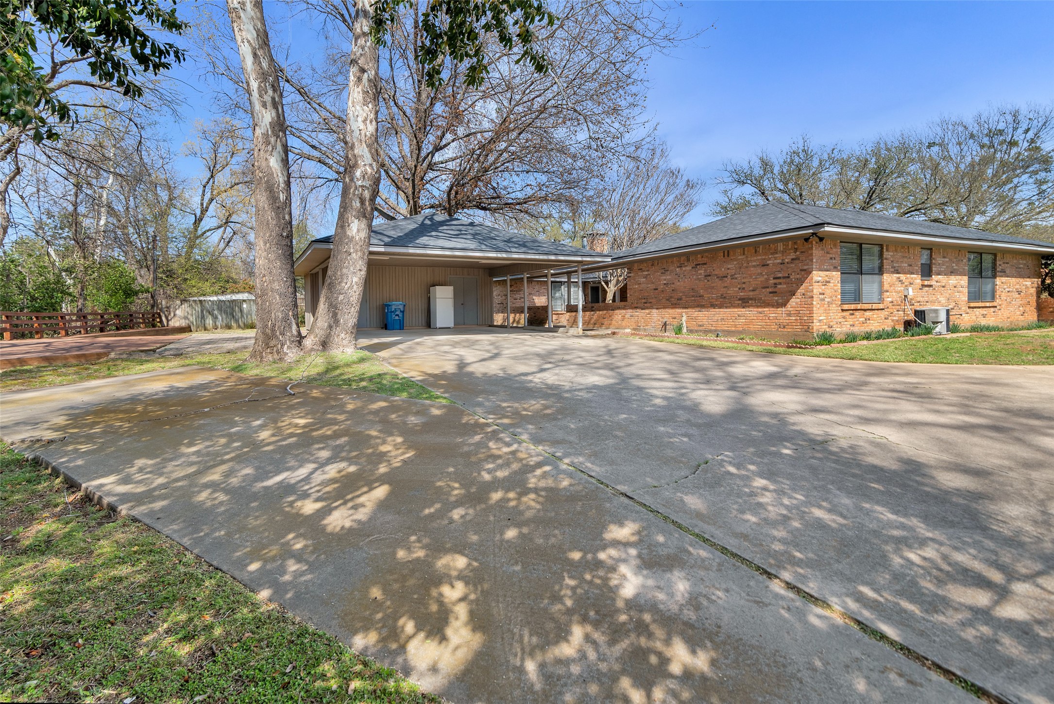 713 Briarwood Drive Denison TX 75020