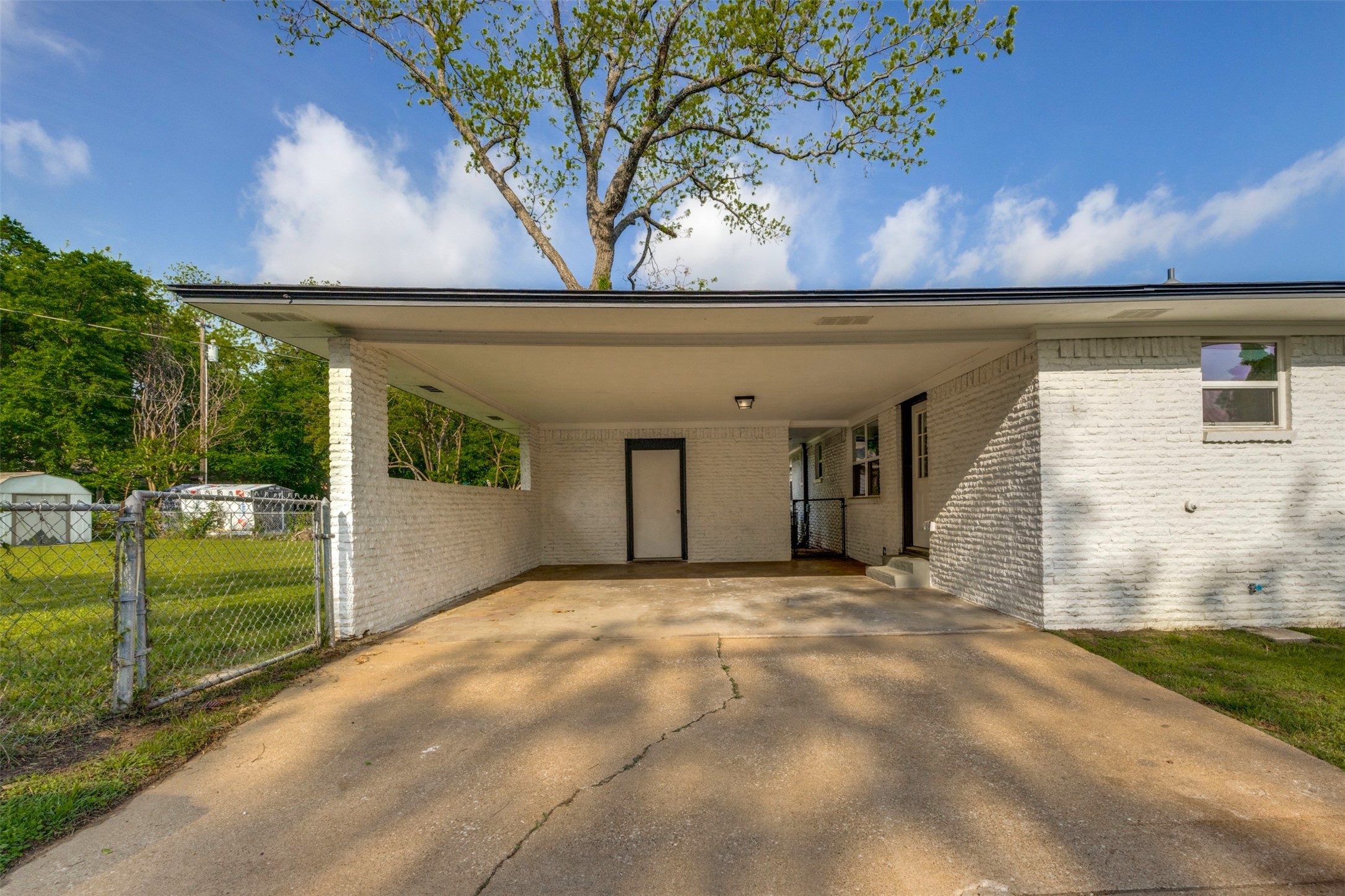 100 W Hull Street Denison TX 75021