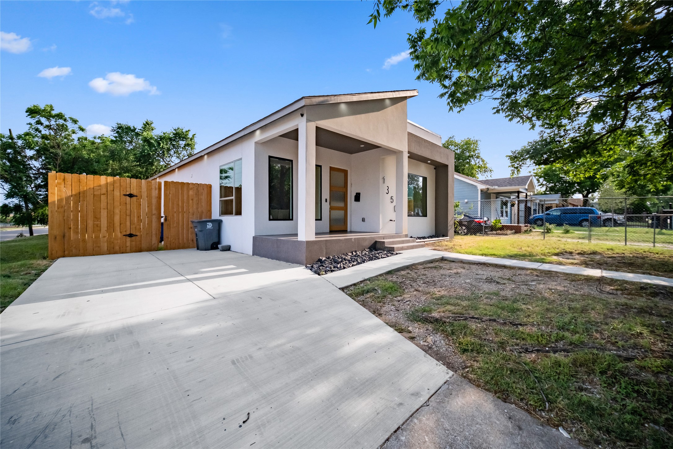 1350 Strickland Street Dallas TX 75216