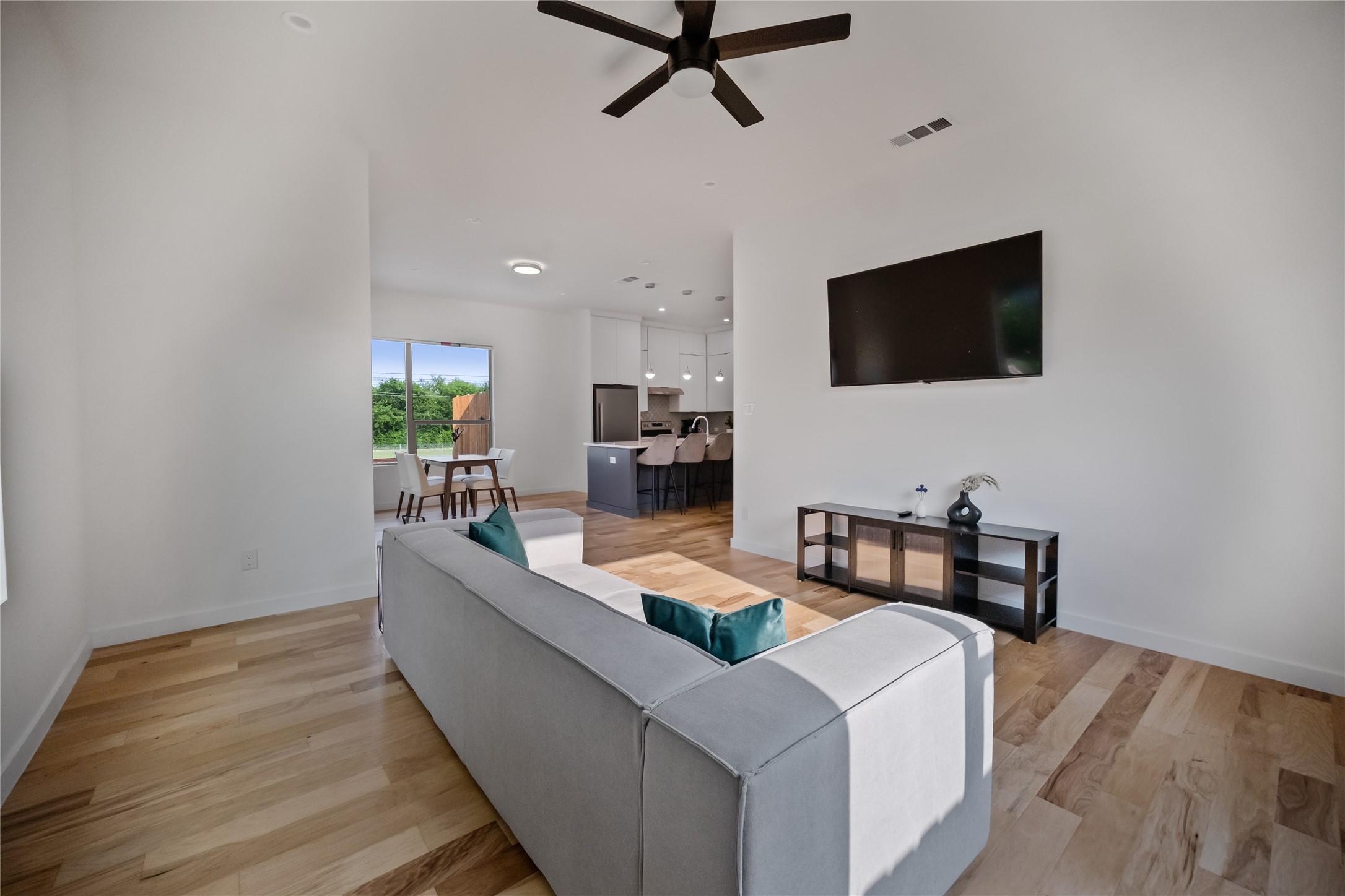 1350 Strickland Street Dallas TX 75216