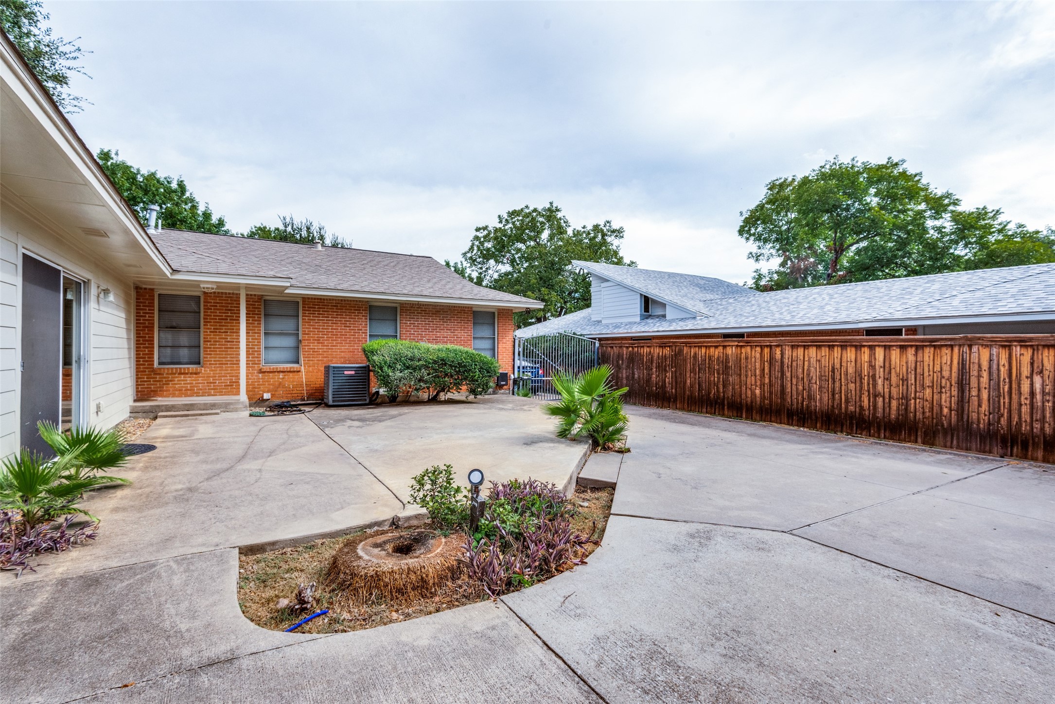 2012 Atlantic Street Dallas TX 75208