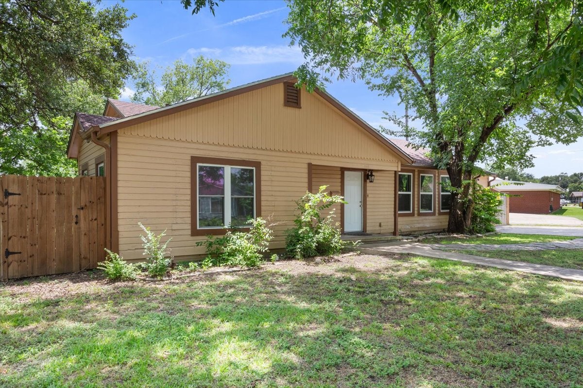 102 E Southland Avenue Marlin TX 76661