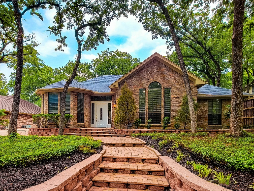 1010 W Winding Creek Drive Grapevine TX 76051
