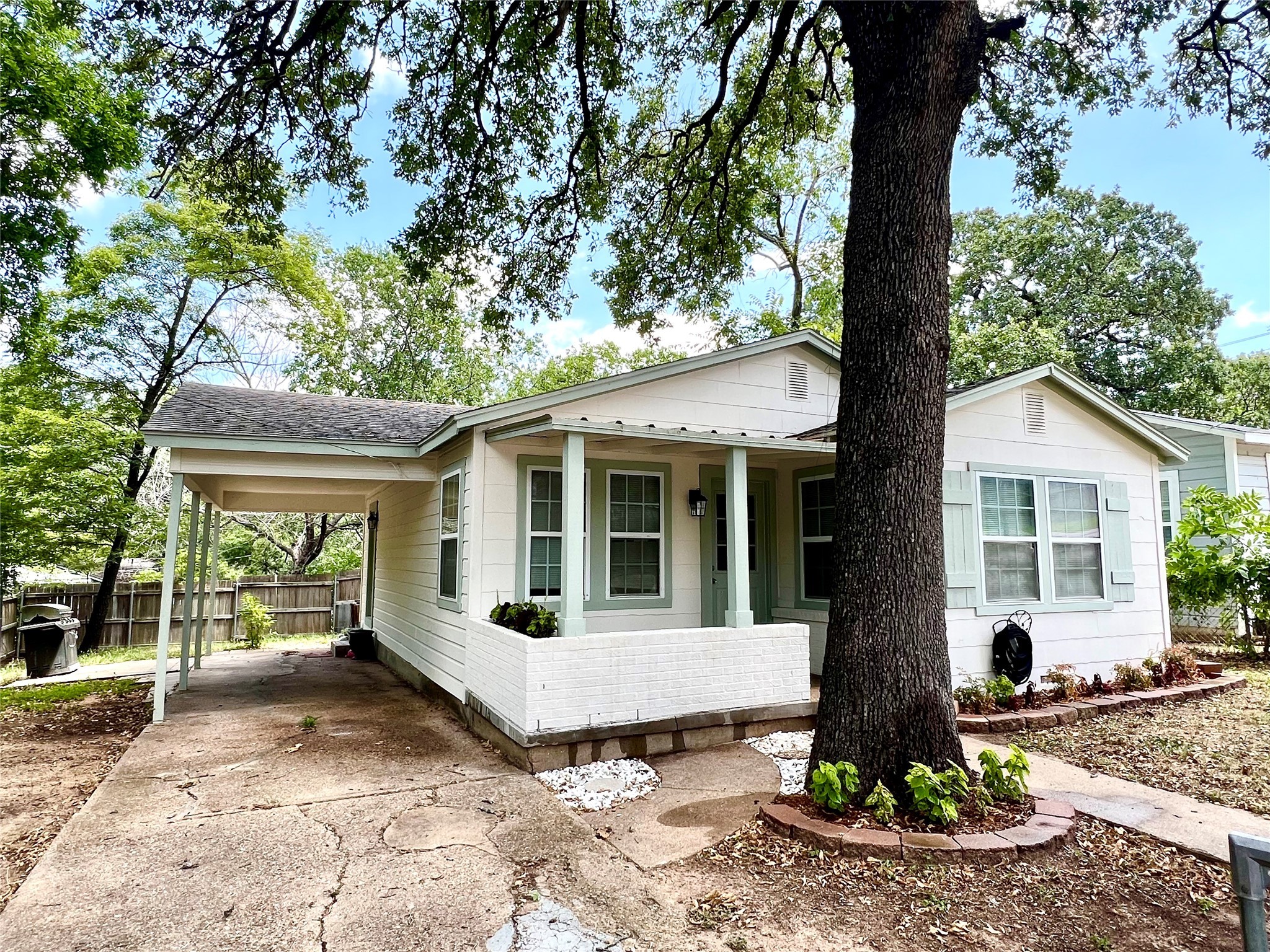 1220 W Water Street Weatherford TX 76086