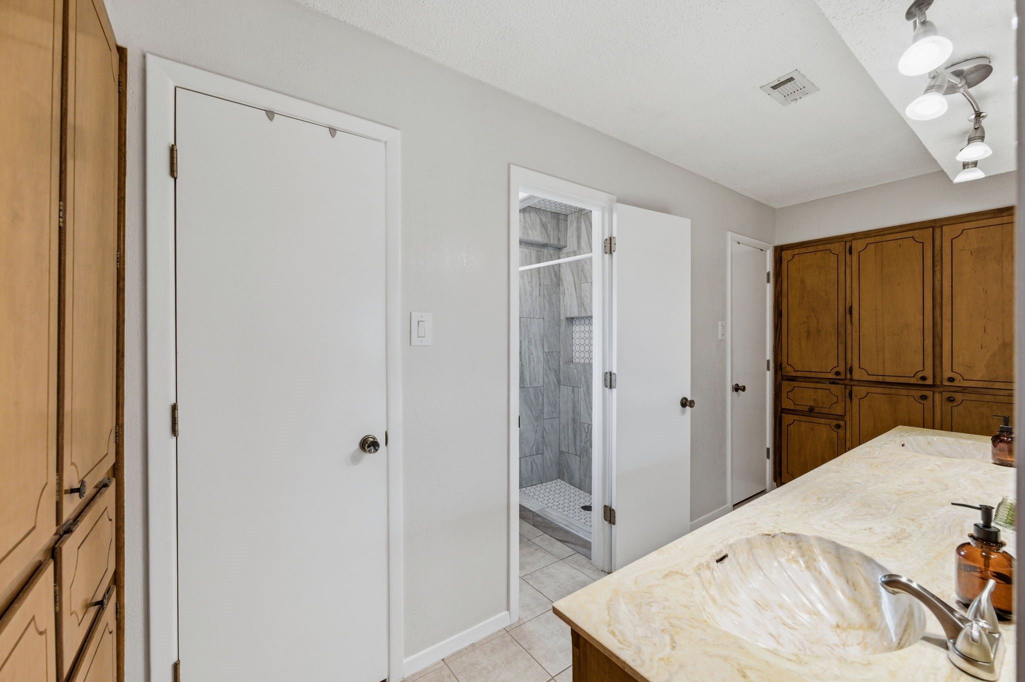 224 Overcrest Drive Benbrook TX 76126