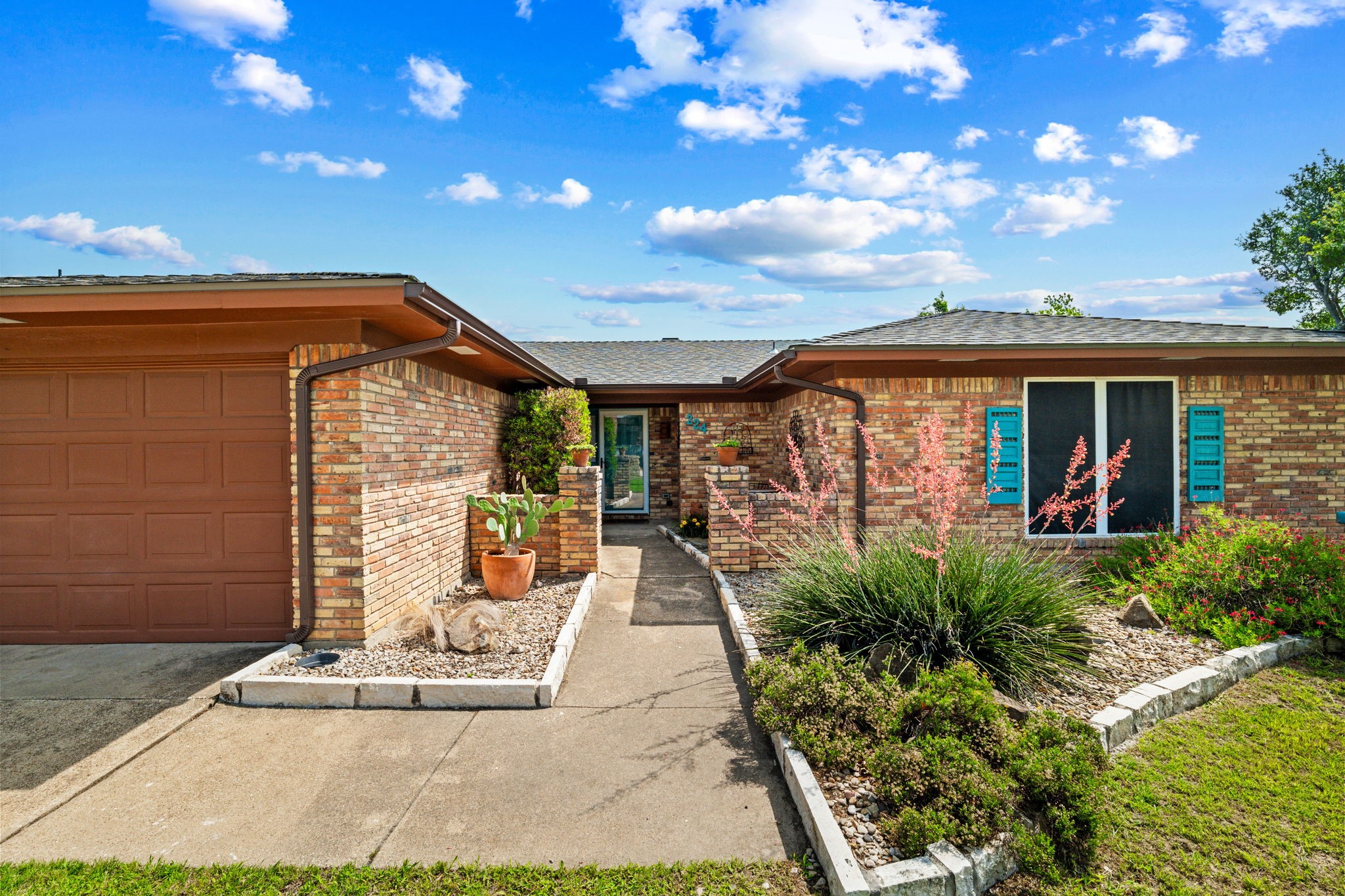 224 Overcrest Drive Benbrook TX 76126