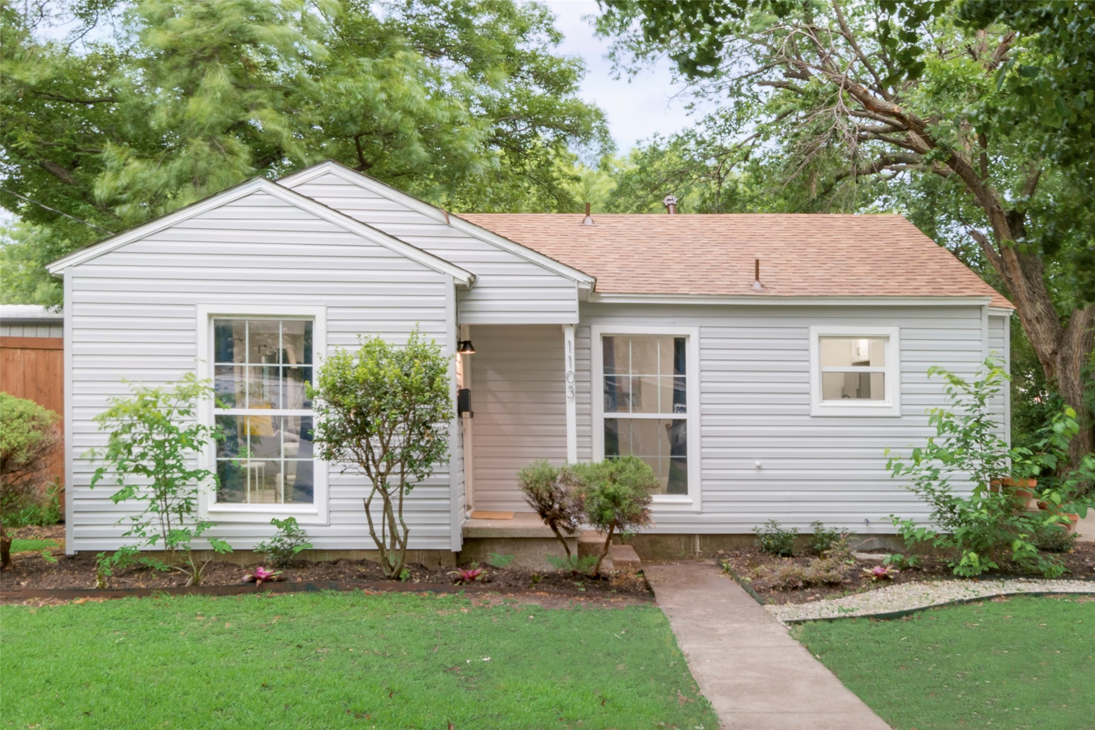 1103 W Russell Avenue Carrollton TX 75006