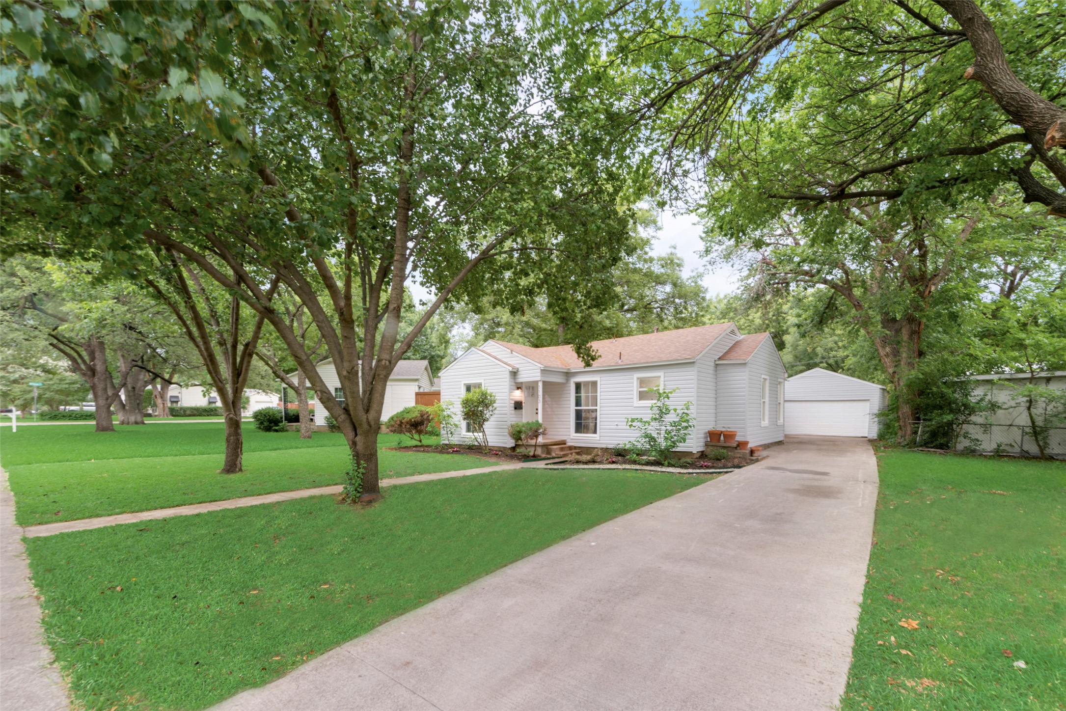 1103 W Russell Avenue Carrollton TX 75006