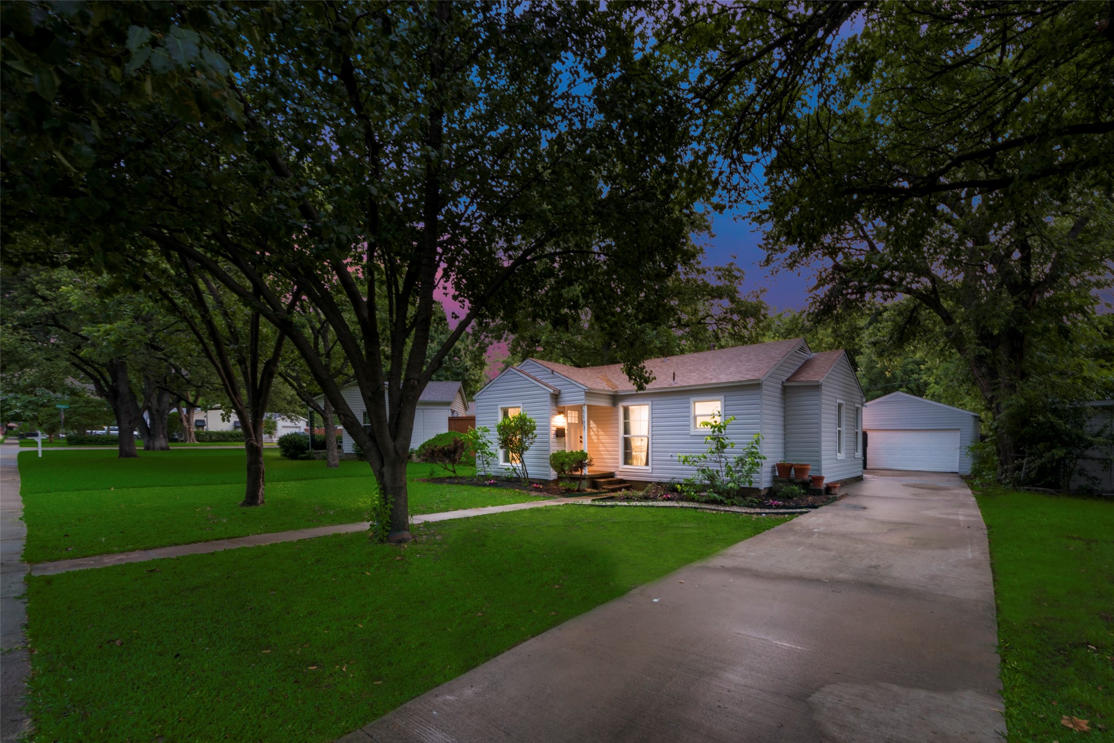 1103 W Russell Avenue Carrollton TX 75006