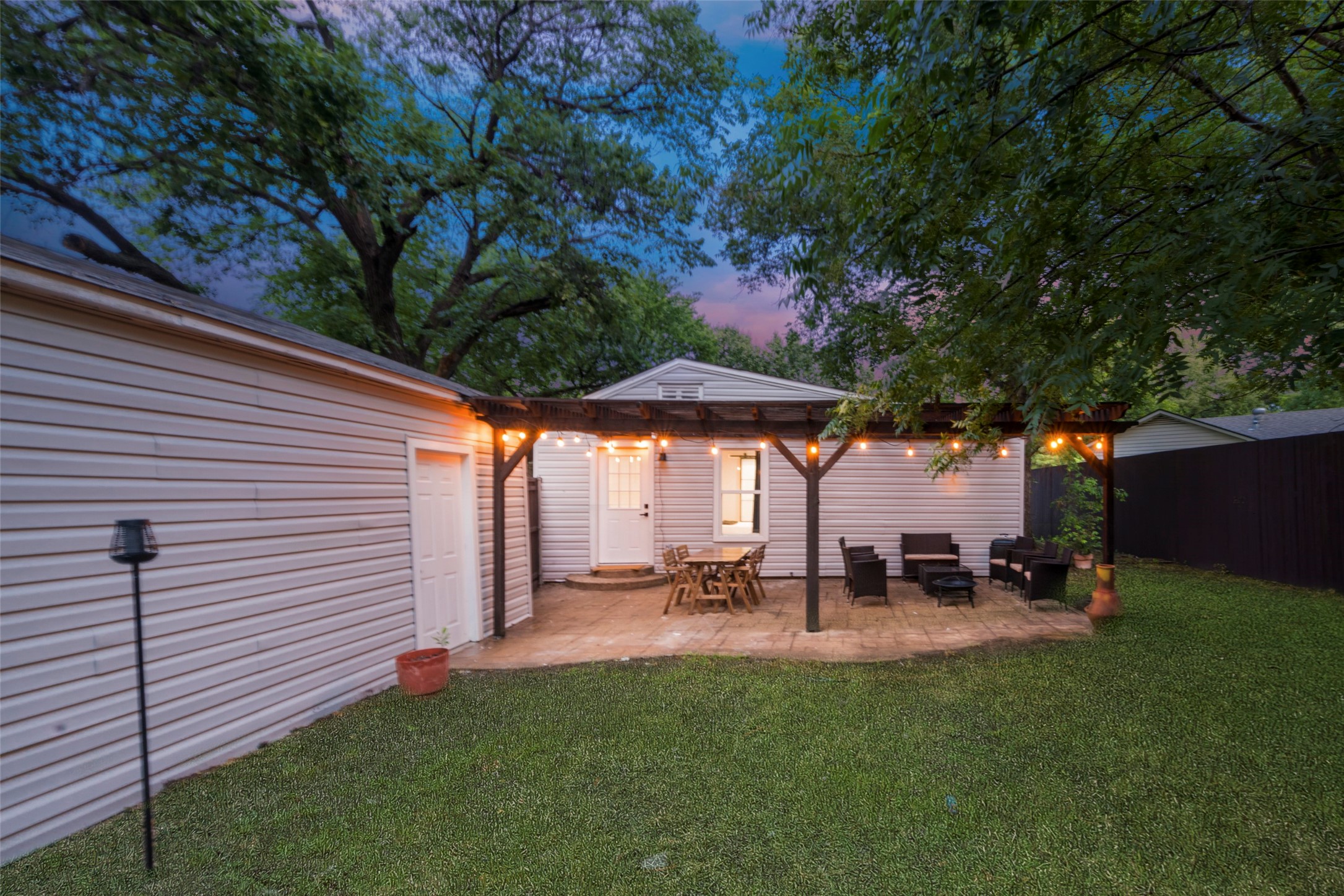 1103 W Russell Avenue Carrollton TX 75006