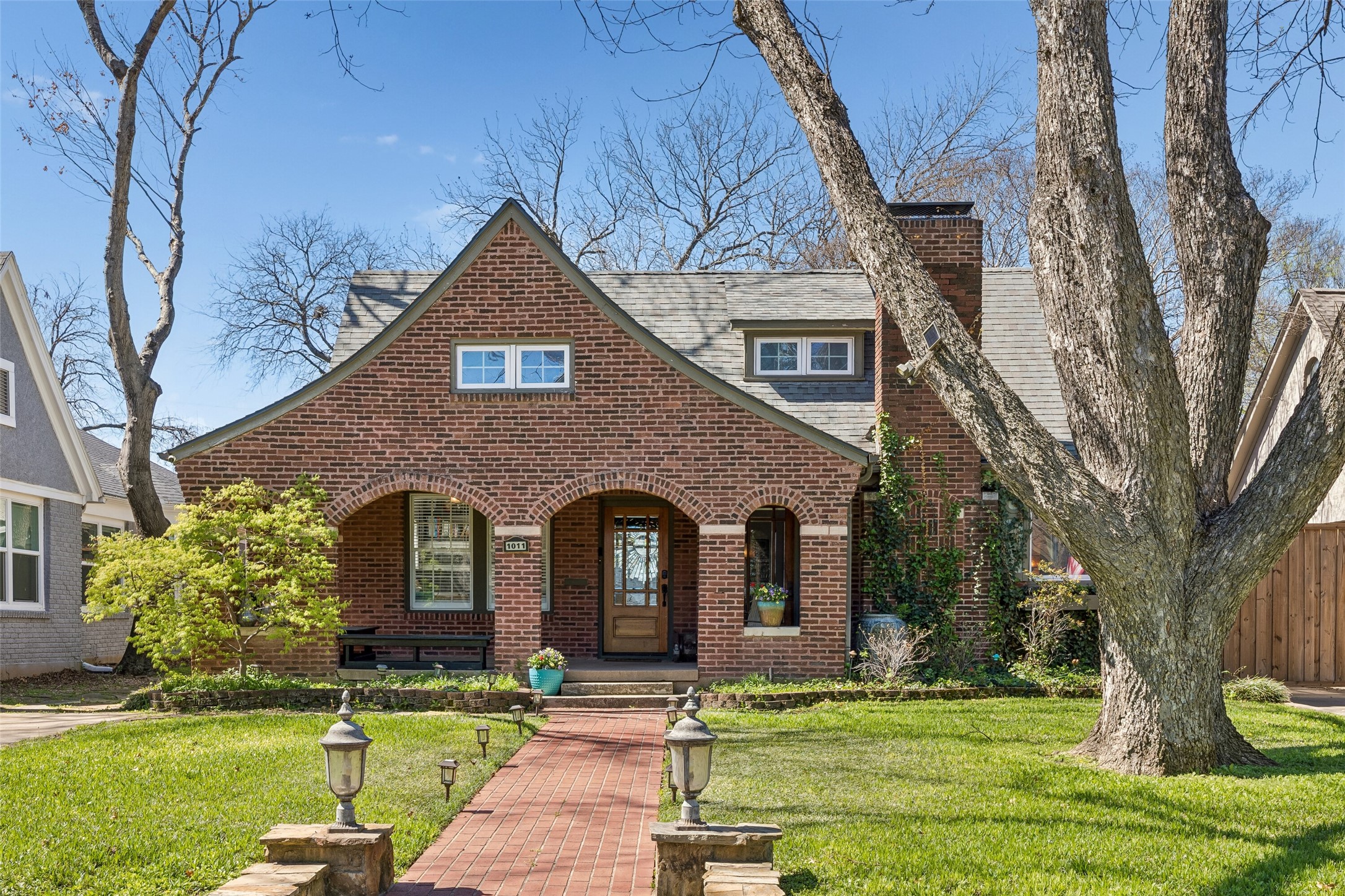 1011 N Clinton Avenue Dallas TX 75208