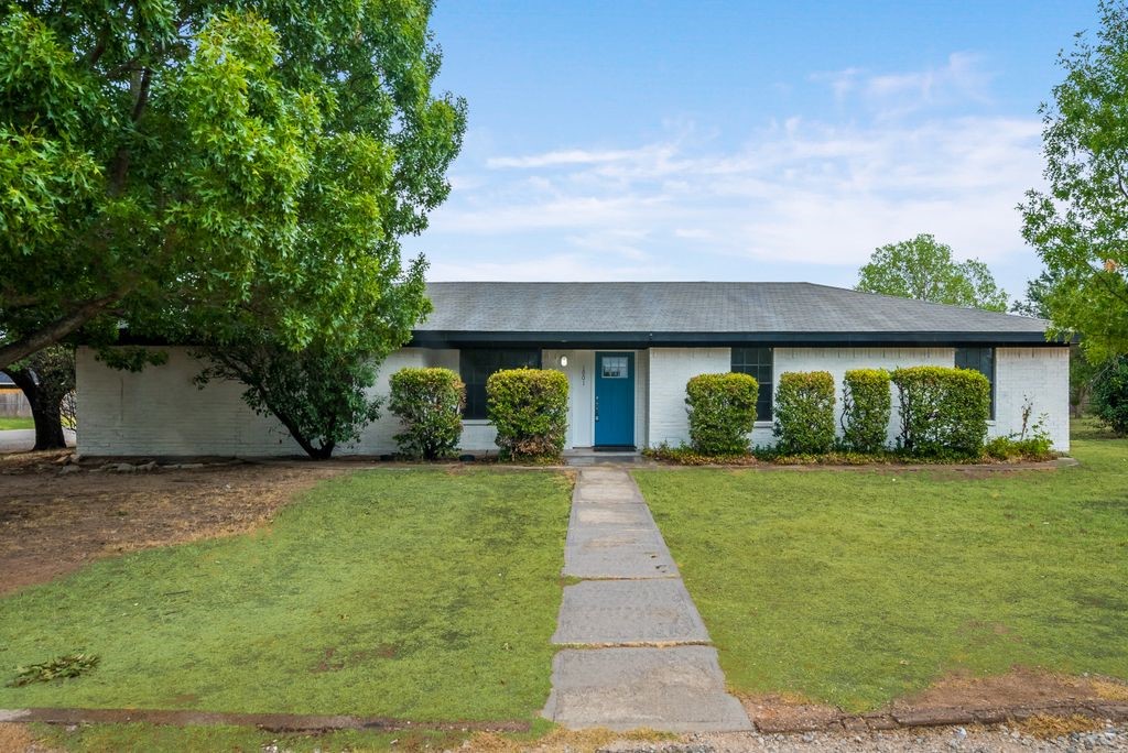 1001 S Wickham Street Alvord TX 76225