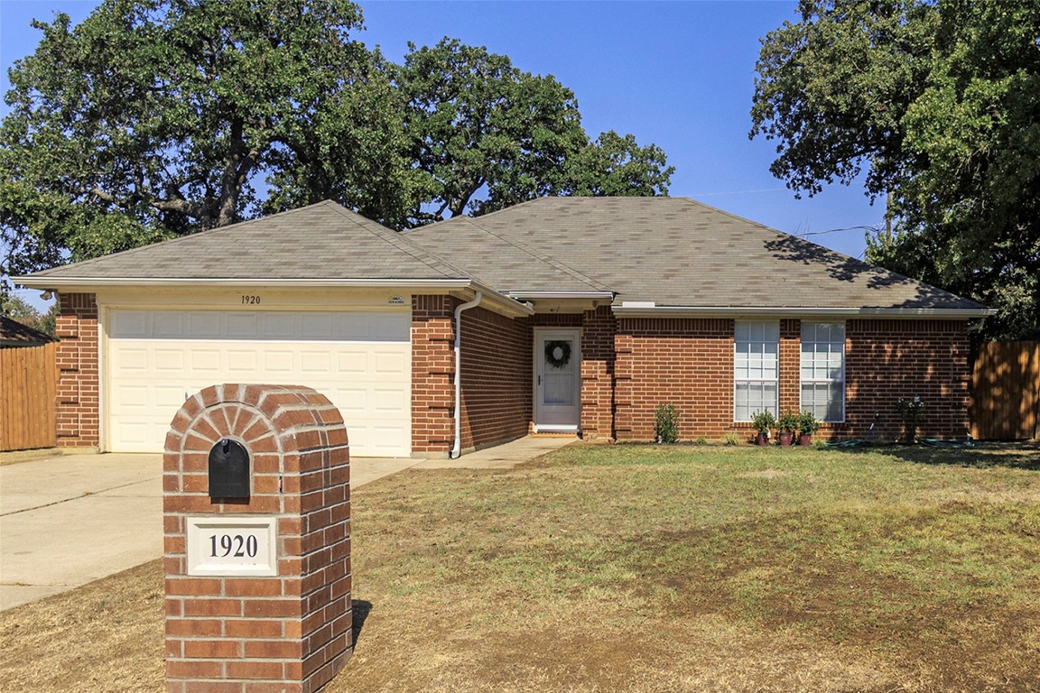 1920 Canterbury Circle Fort Worth TX 76112