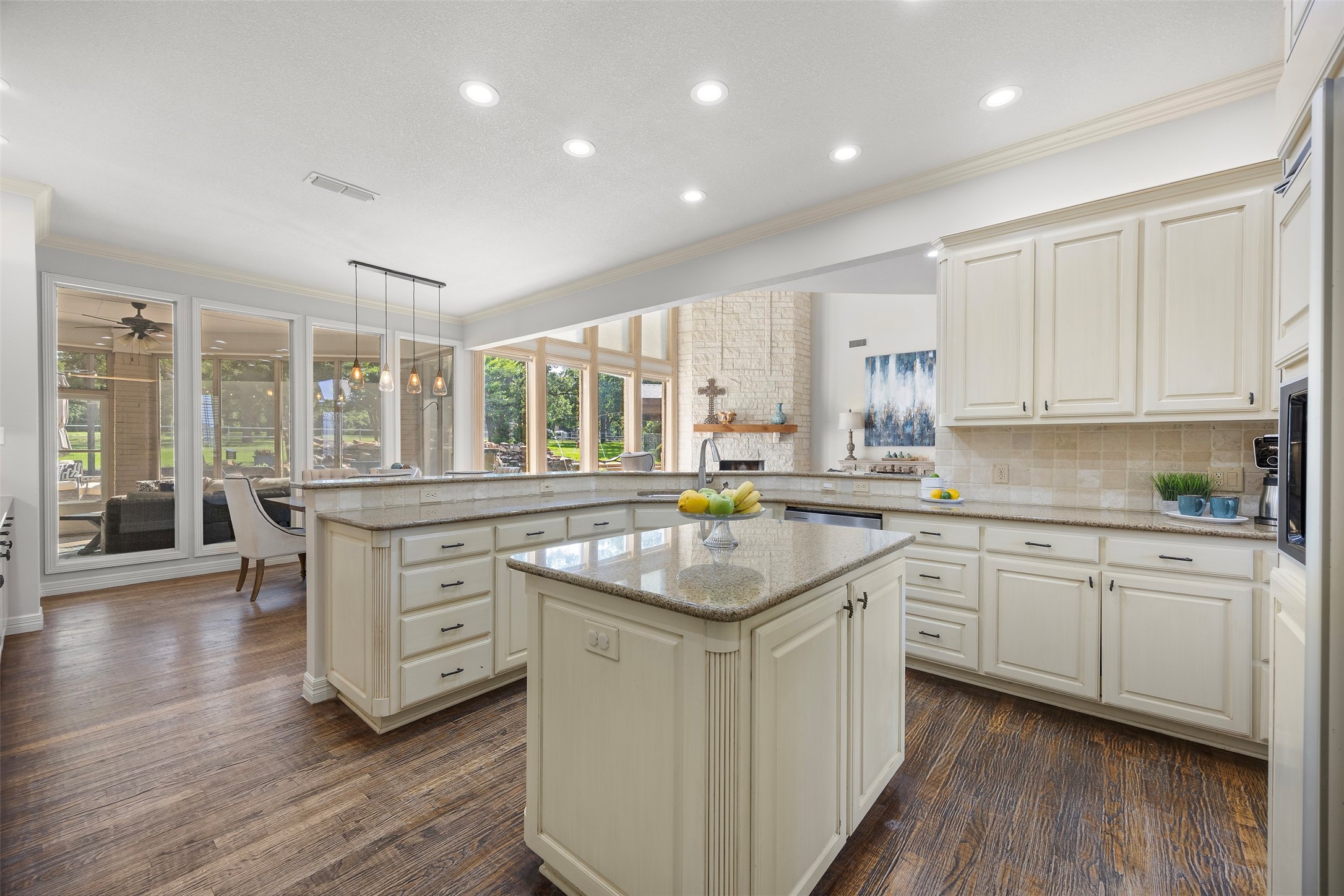 6050 Oak Hollow Drive Burleson TX 76028