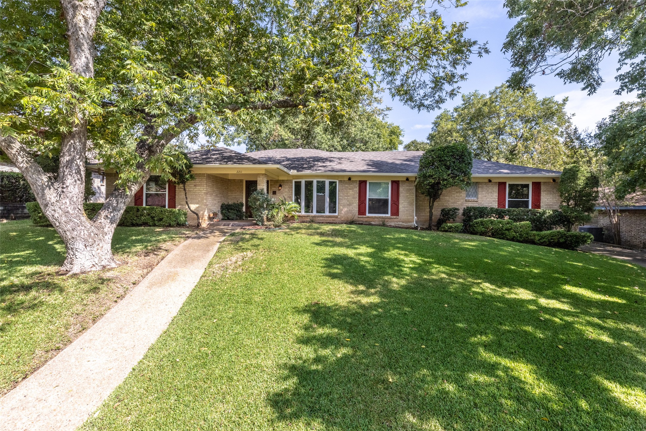 2211 Oak Forest Court Arlington TX 76012