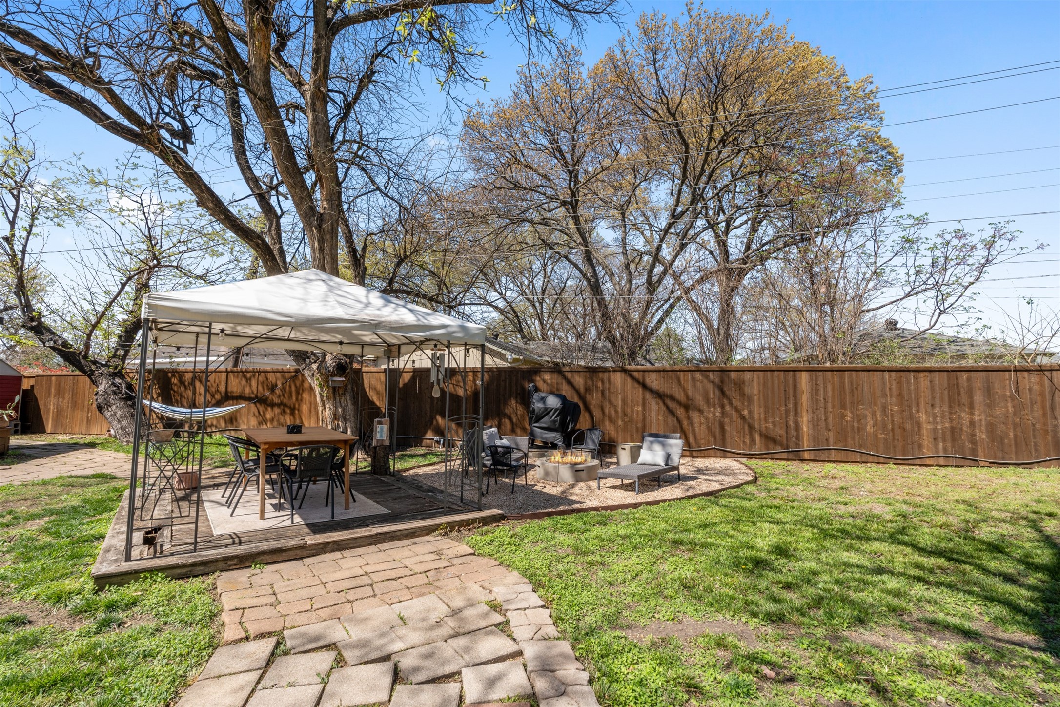 2321 Hartline Drive Dallas TX 75228