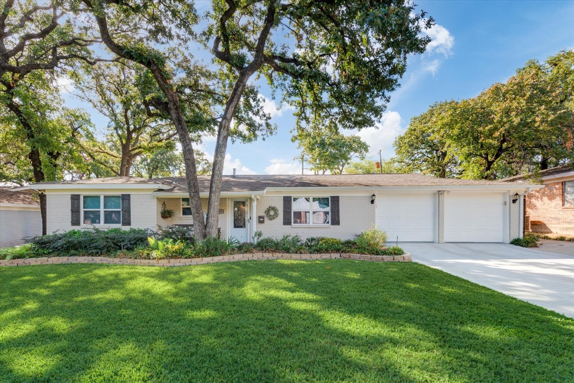609 Woodcrest Drive Hurst TX 76053