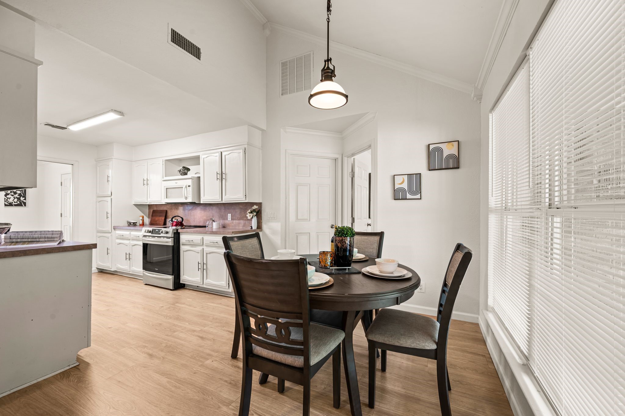 204 Overcrest Drive Benbrook TX 76126