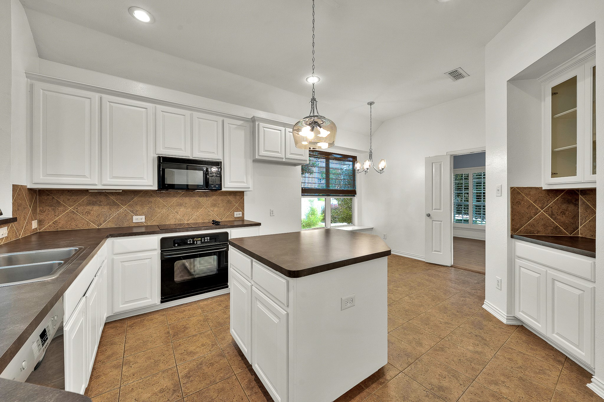 913 Honeysuckle Grapevine TX 76051