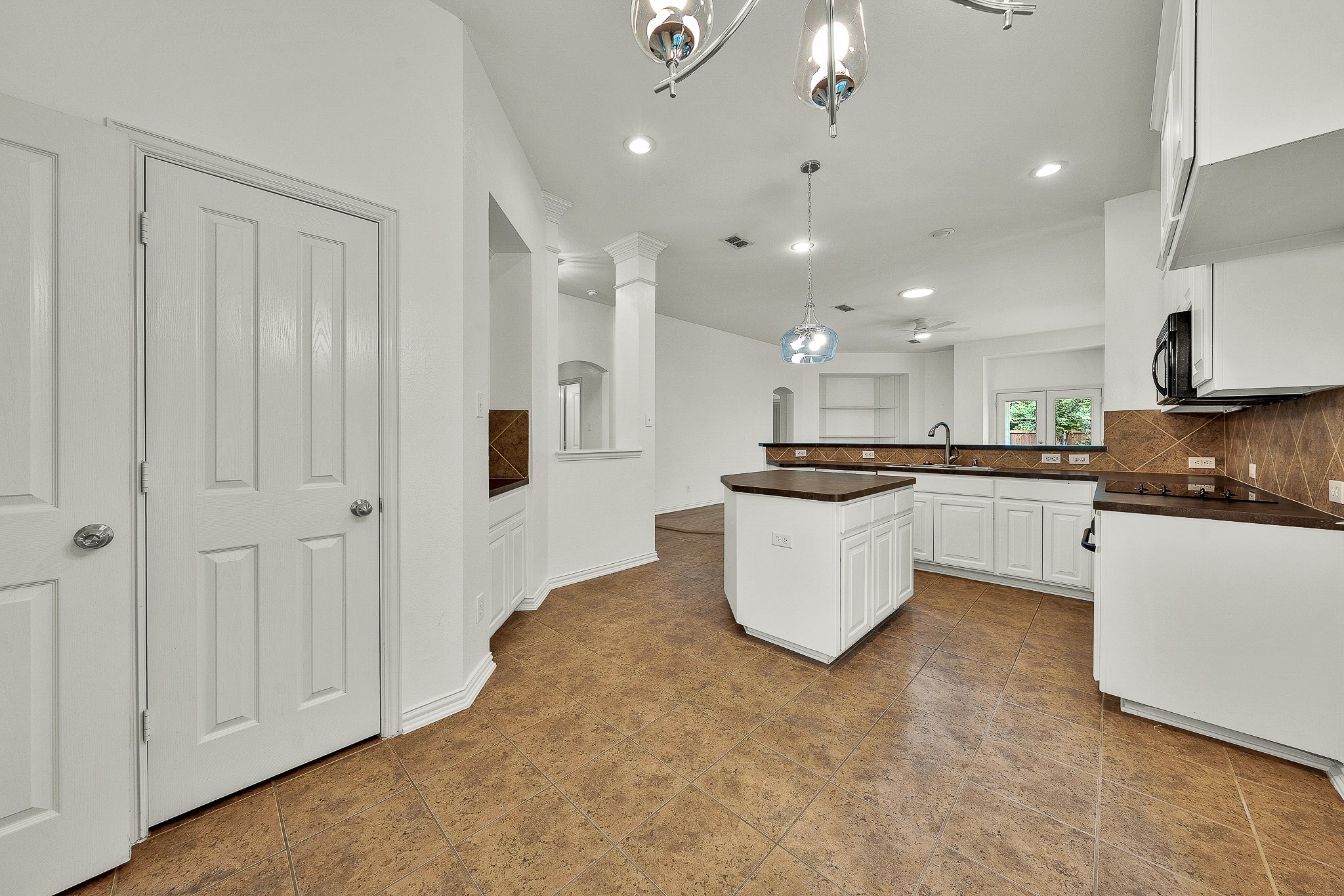913 Honeysuckle Grapevine TX 76051