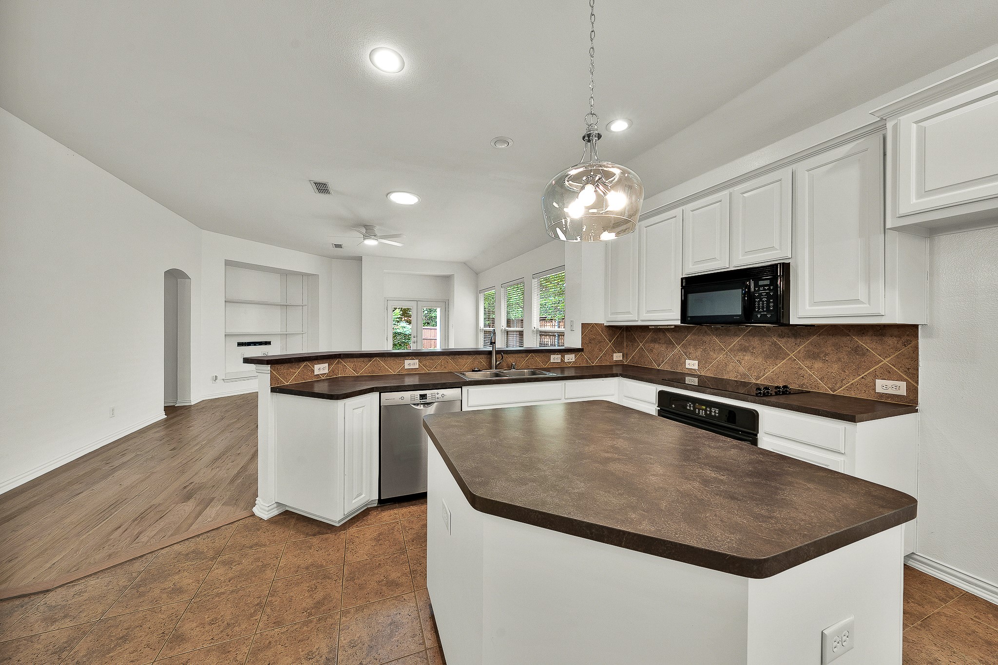 913 Honeysuckle Grapevine TX 76051