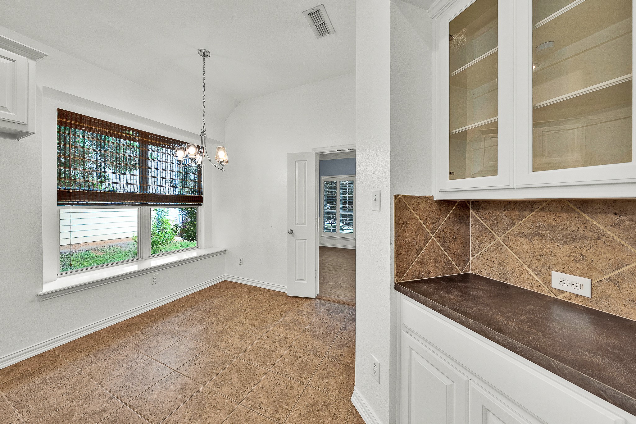913 Honeysuckle Grapevine TX 76051