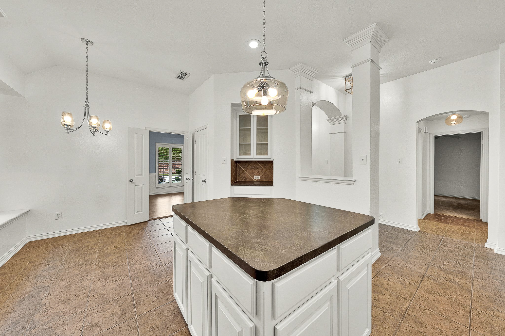 913 Honeysuckle Grapevine TX 76051