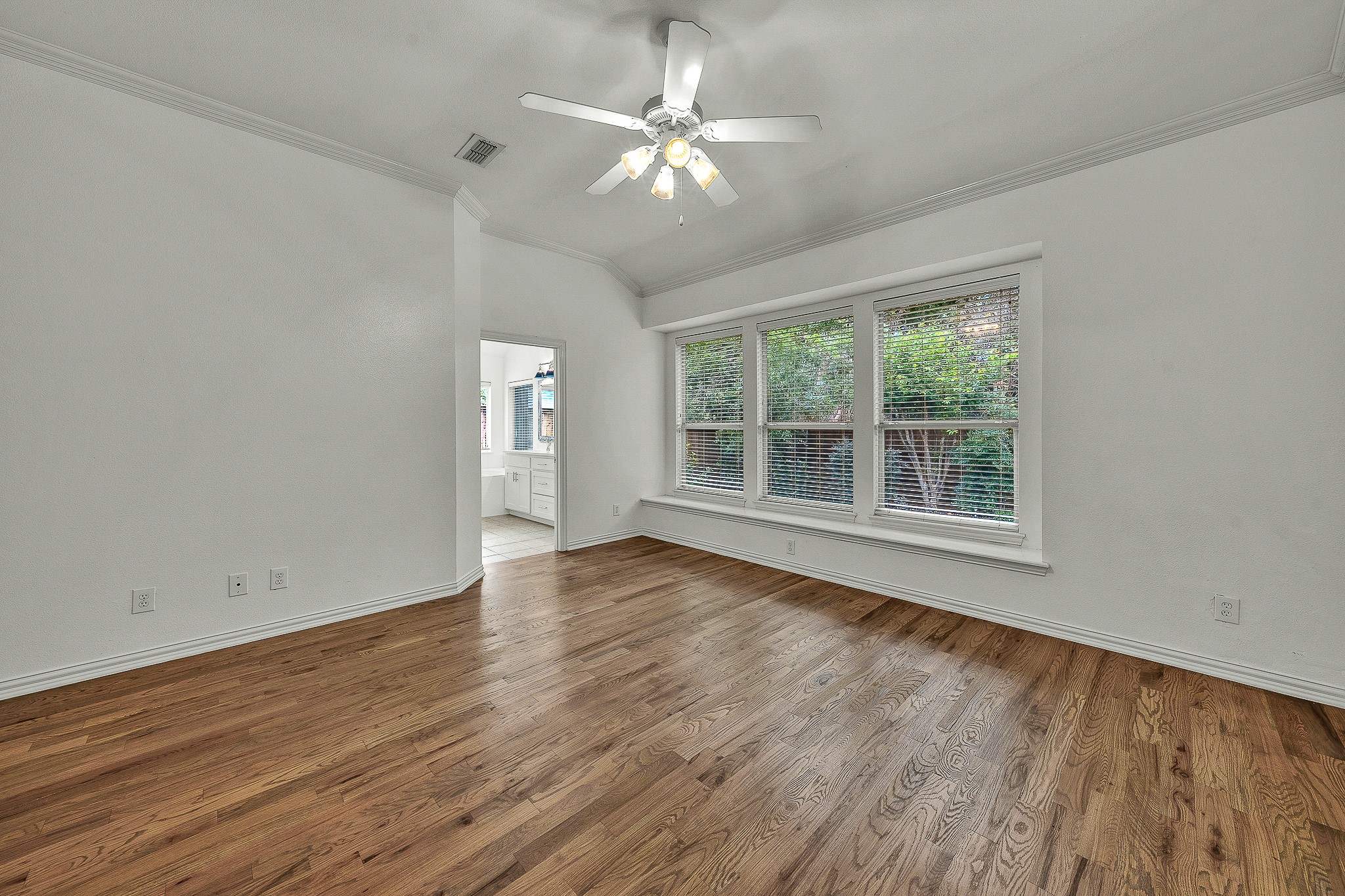 913 Honeysuckle Grapevine TX 76051