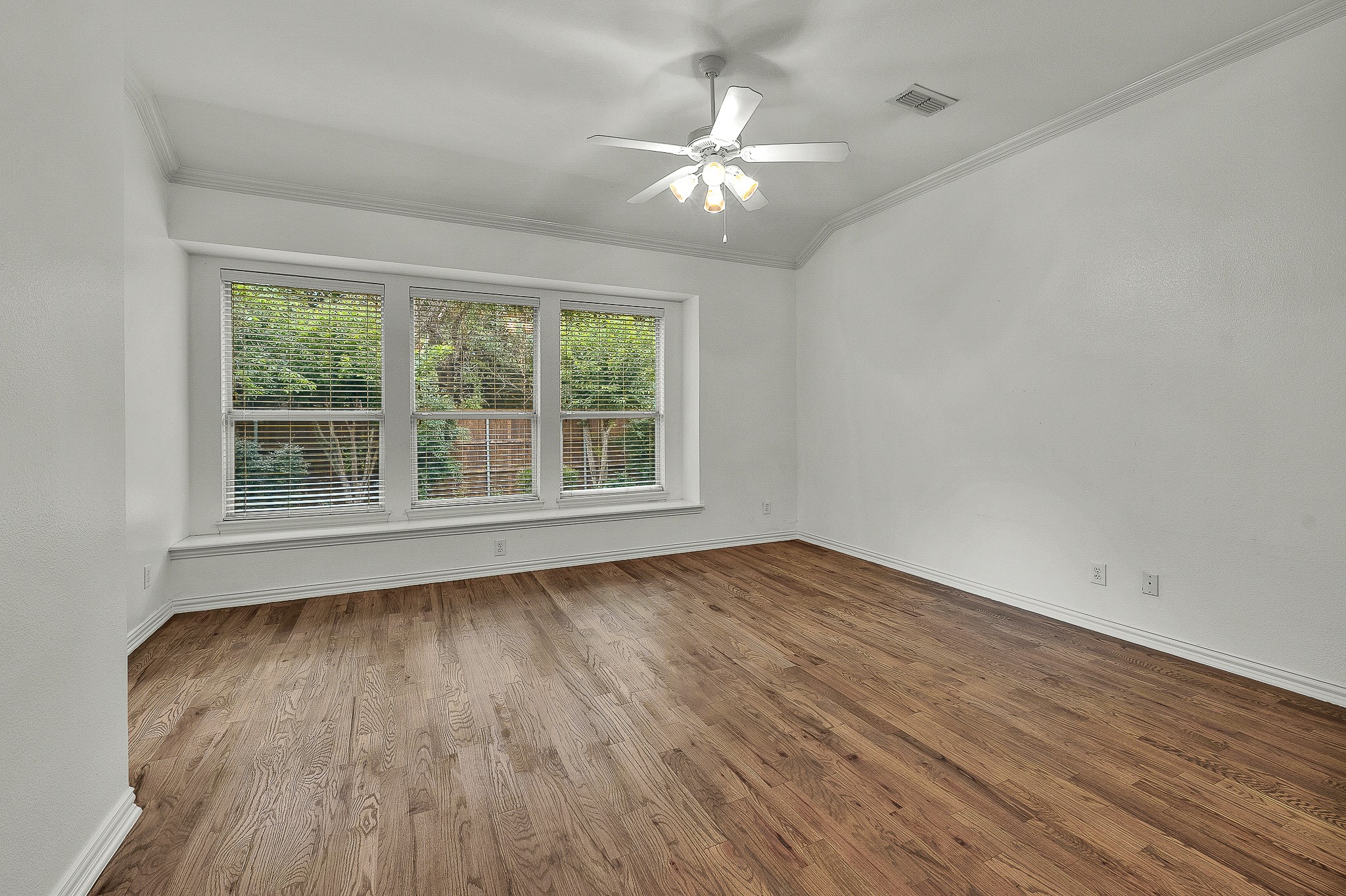 913 Honeysuckle Grapevine TX 76051