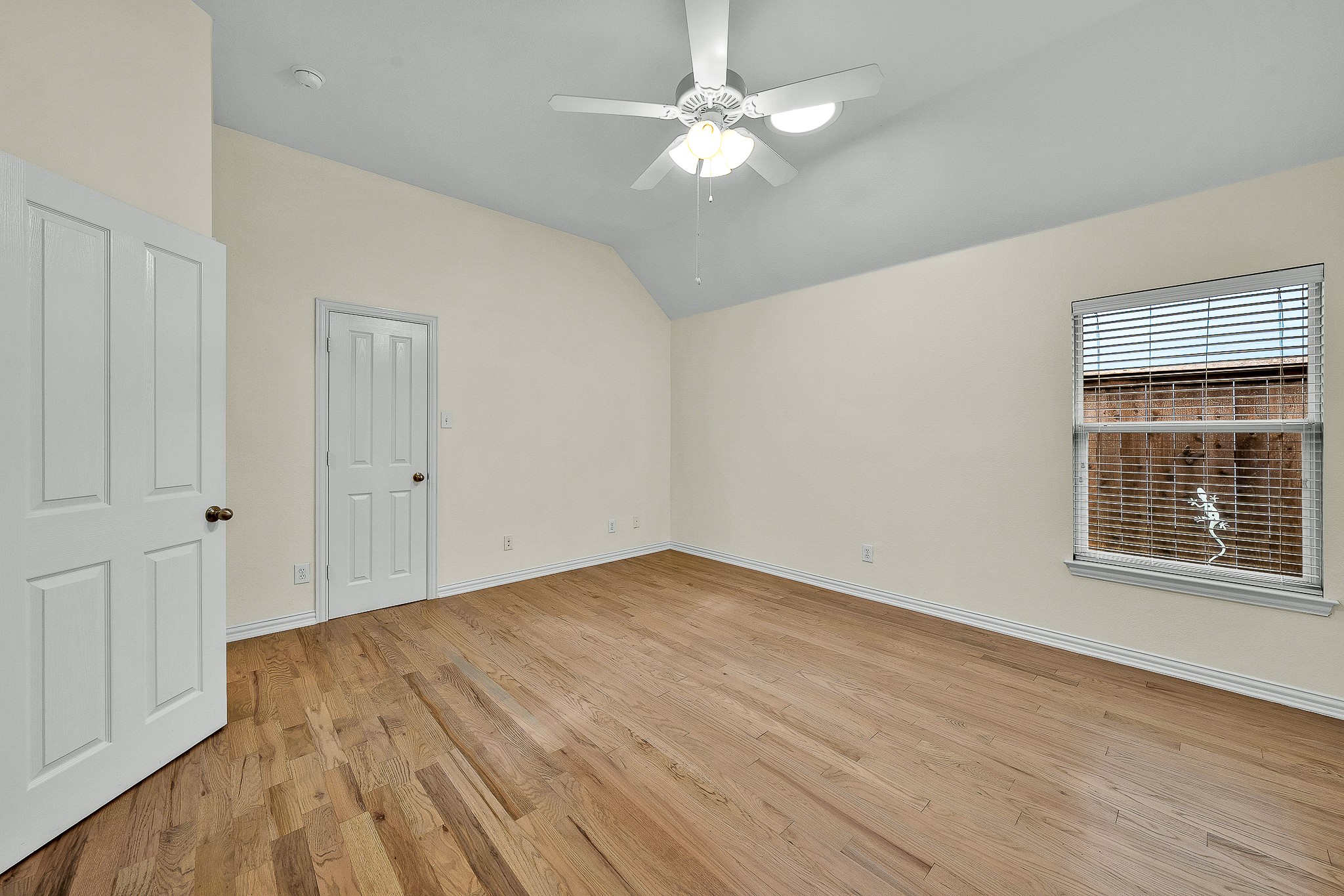 913 Honeysuckle Grapevine TX 76051
