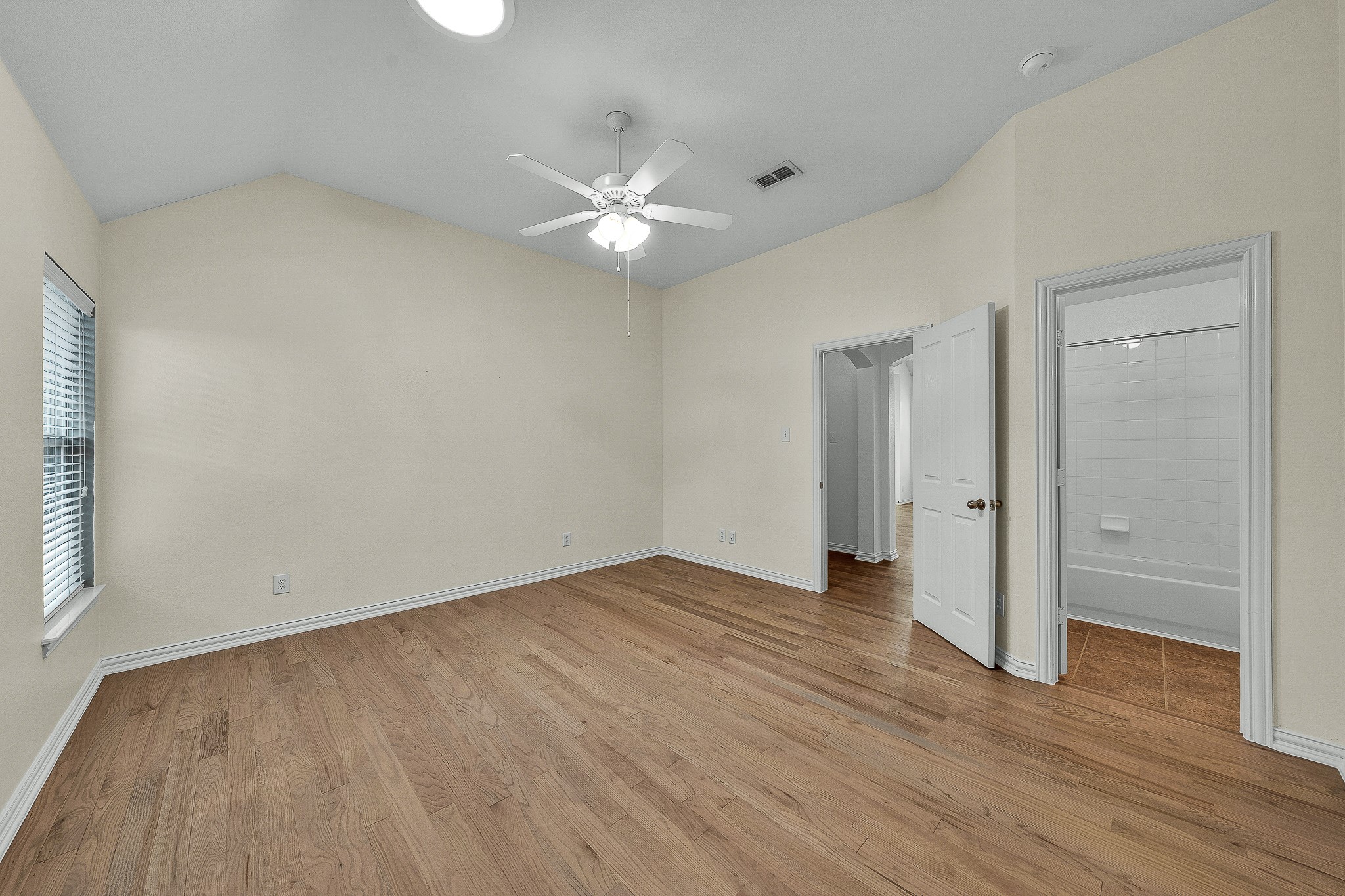 913 Honeysuckle Grapevine TX 76051