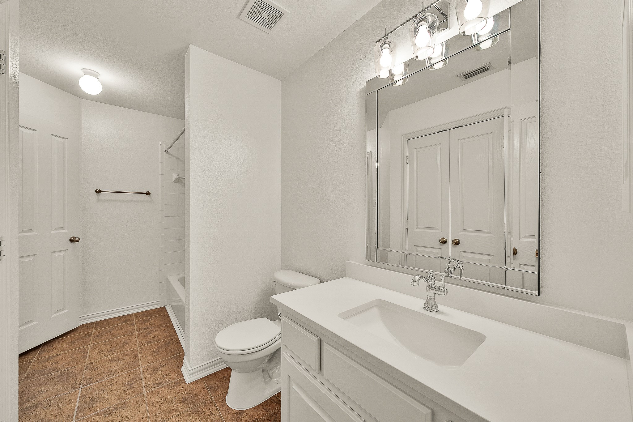 913 Honeysuckle Grapevine TX 76051