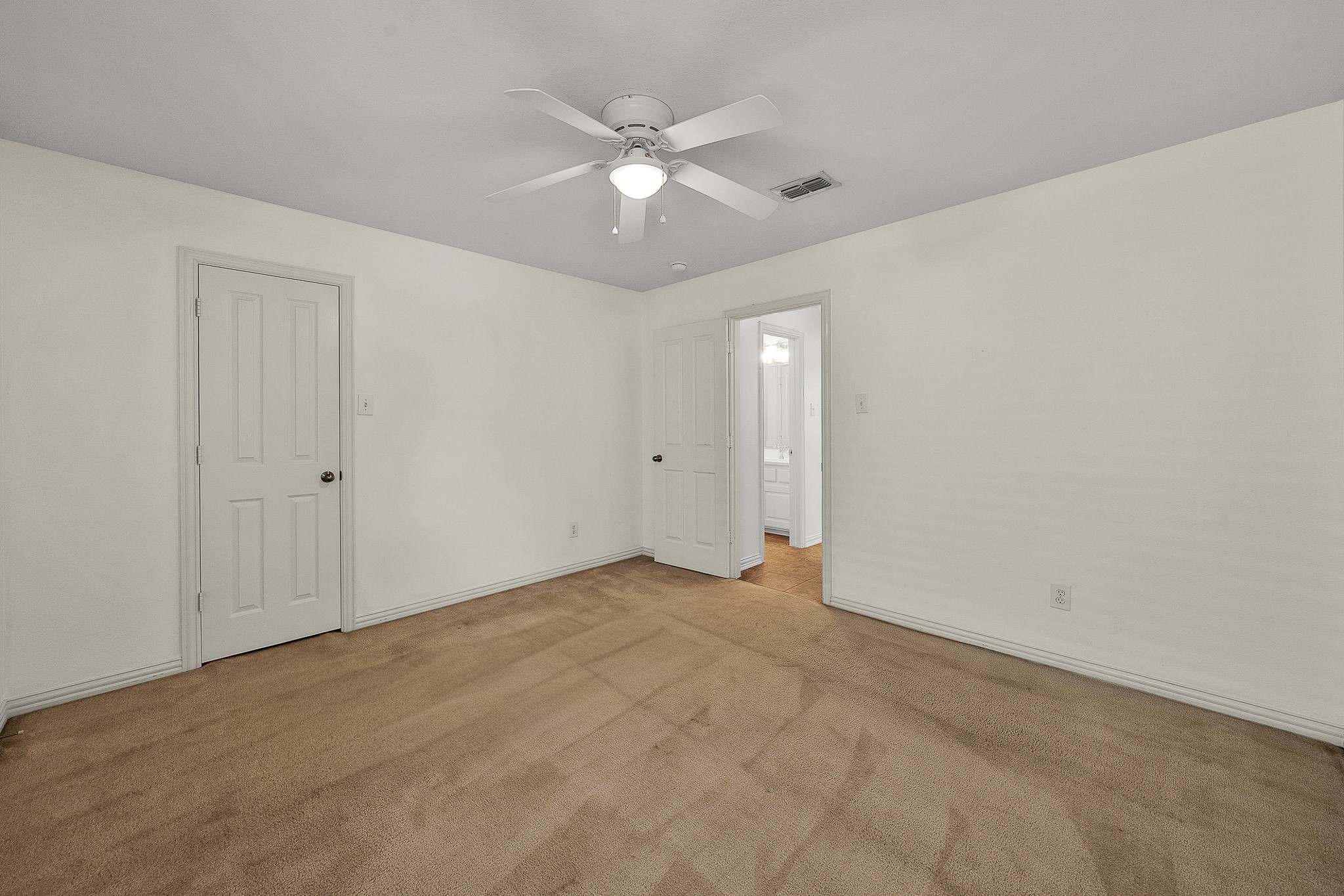 913 Honeysuckle Grapevine TX 76051
