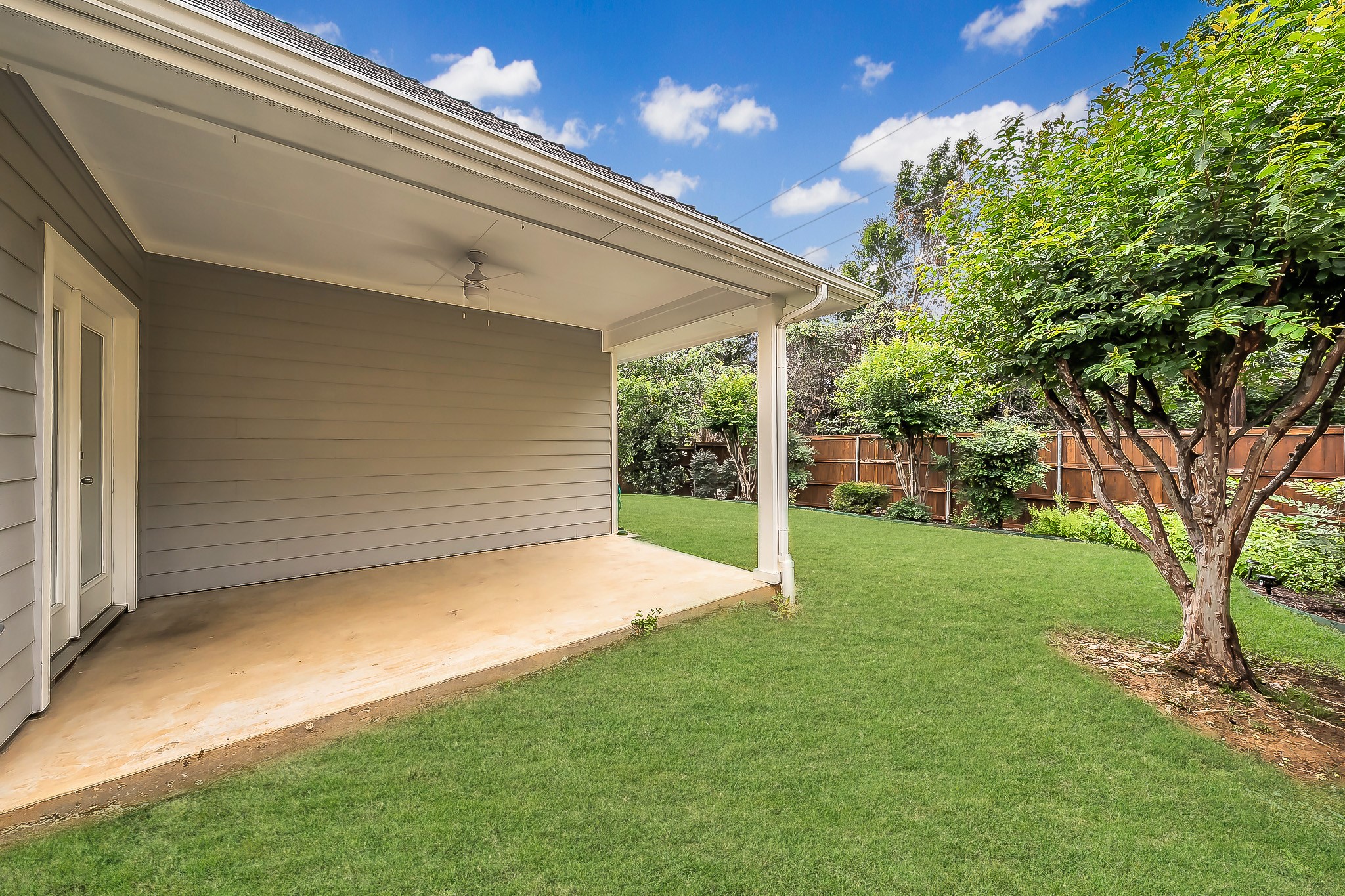 913 Honeysuckle Grapevine TX 76051