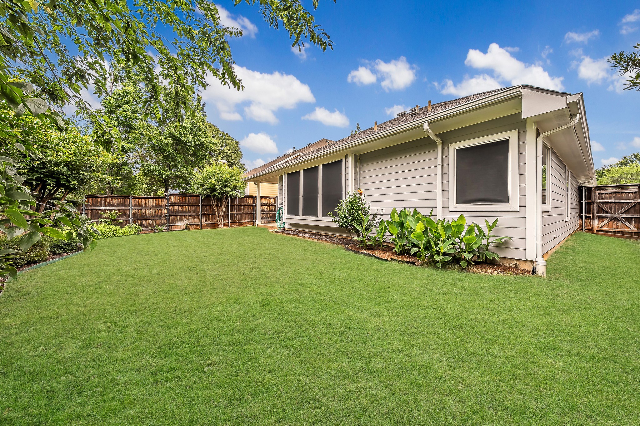 913 Honeysuckle Grapevine TX 76051