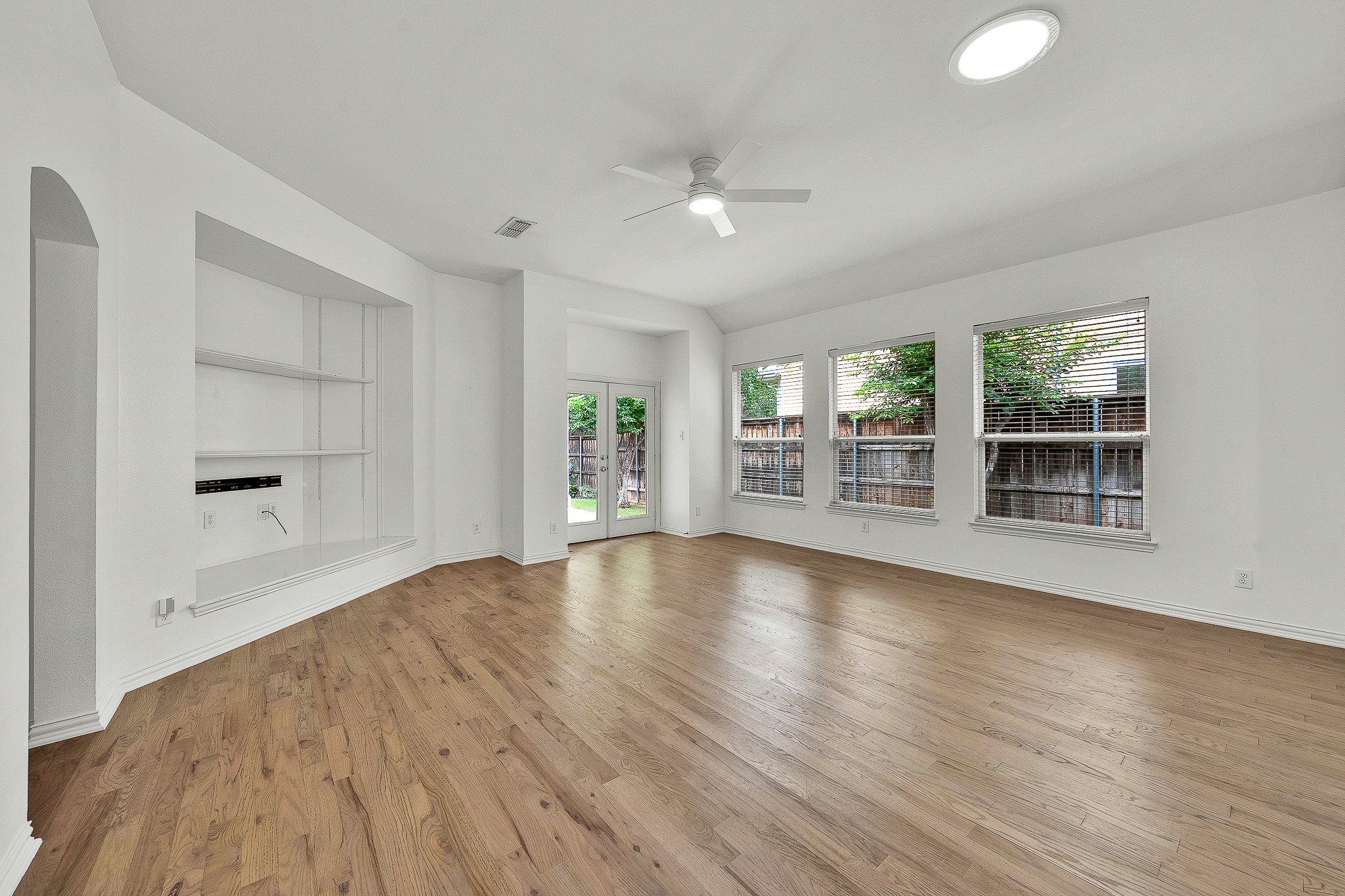 913 Honeysuckle Grapevine TX 76051