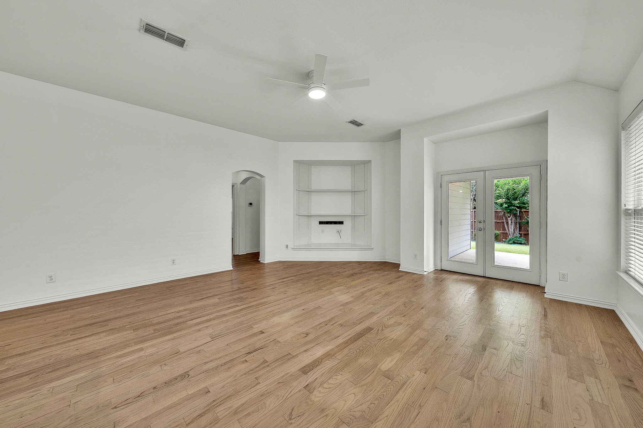 913 Honeysuckle Grapevine TX 76051