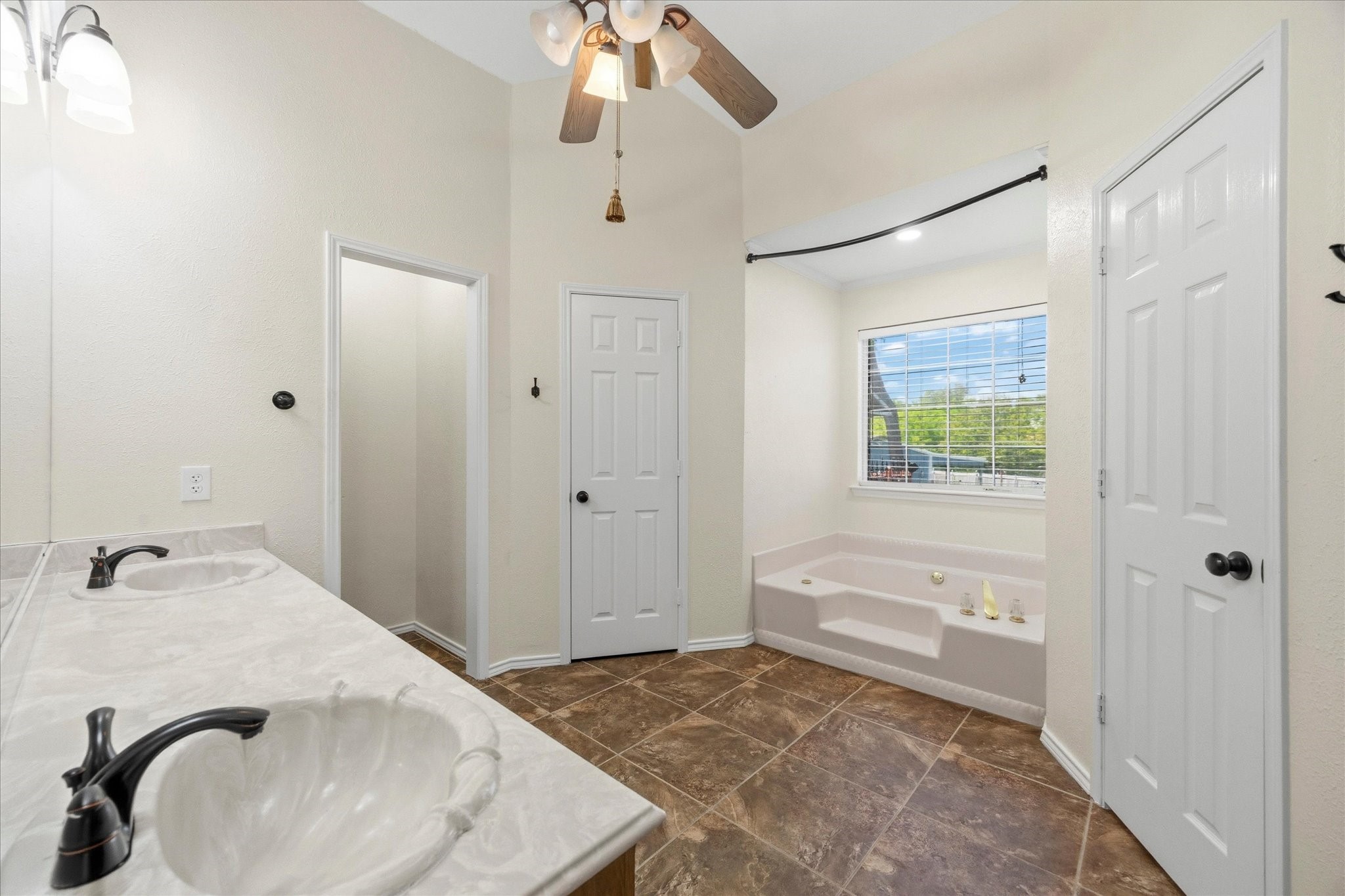 311 Creekview Circle Crandall TX 75114