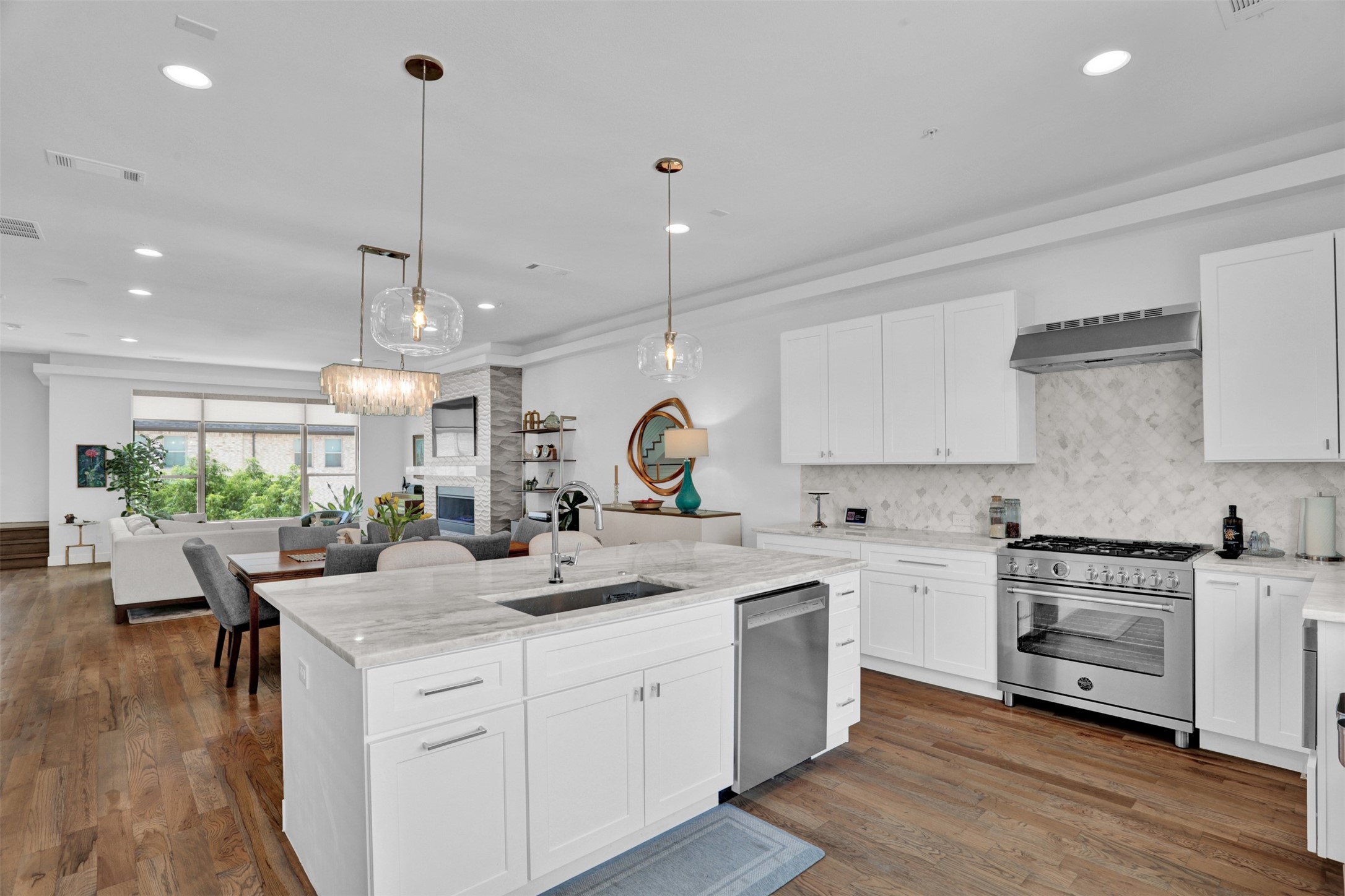 13001 Hutton Drive Farmers Branch TX 75234