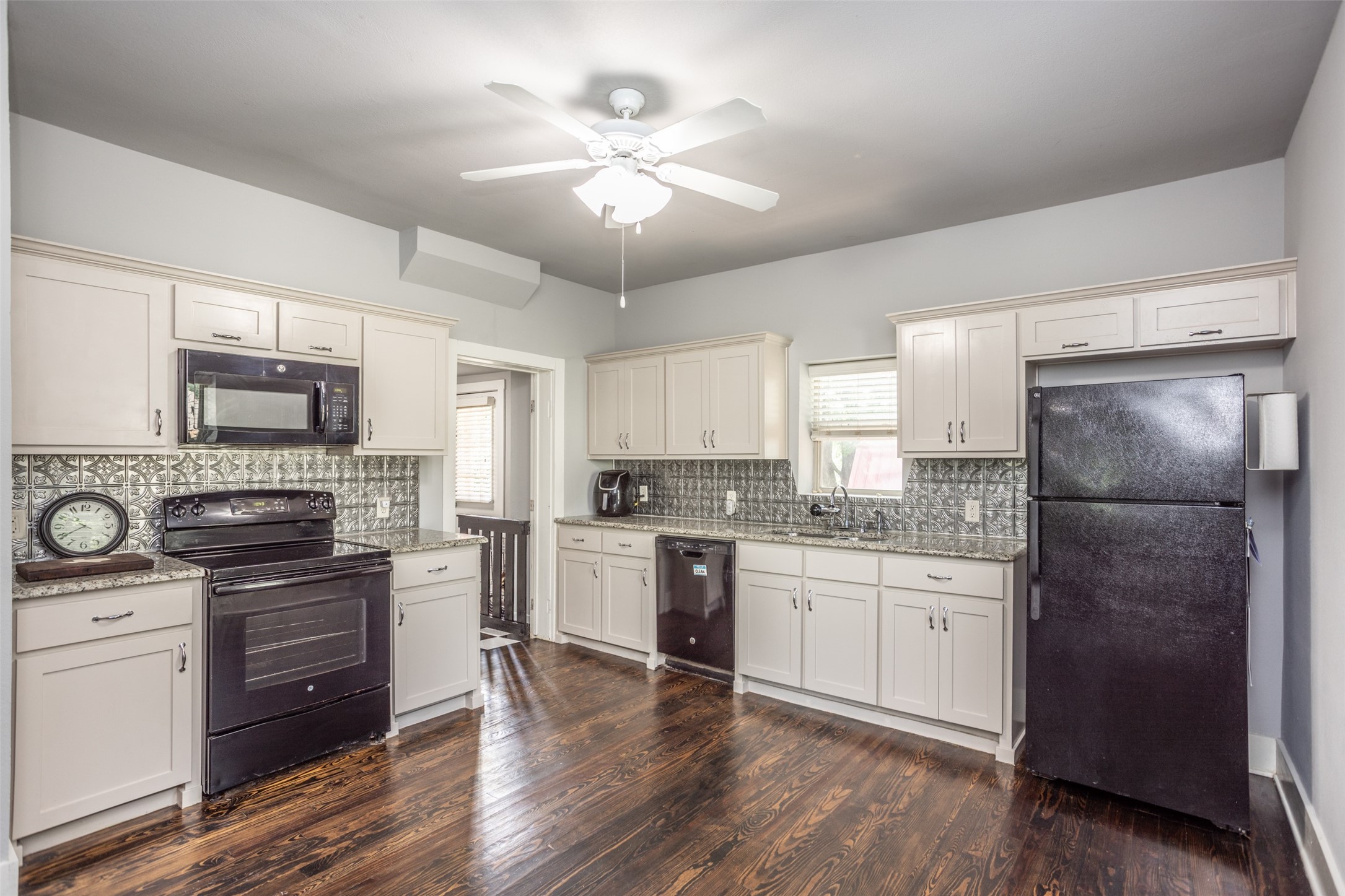 230 E Main Street Lindsay TX 76250